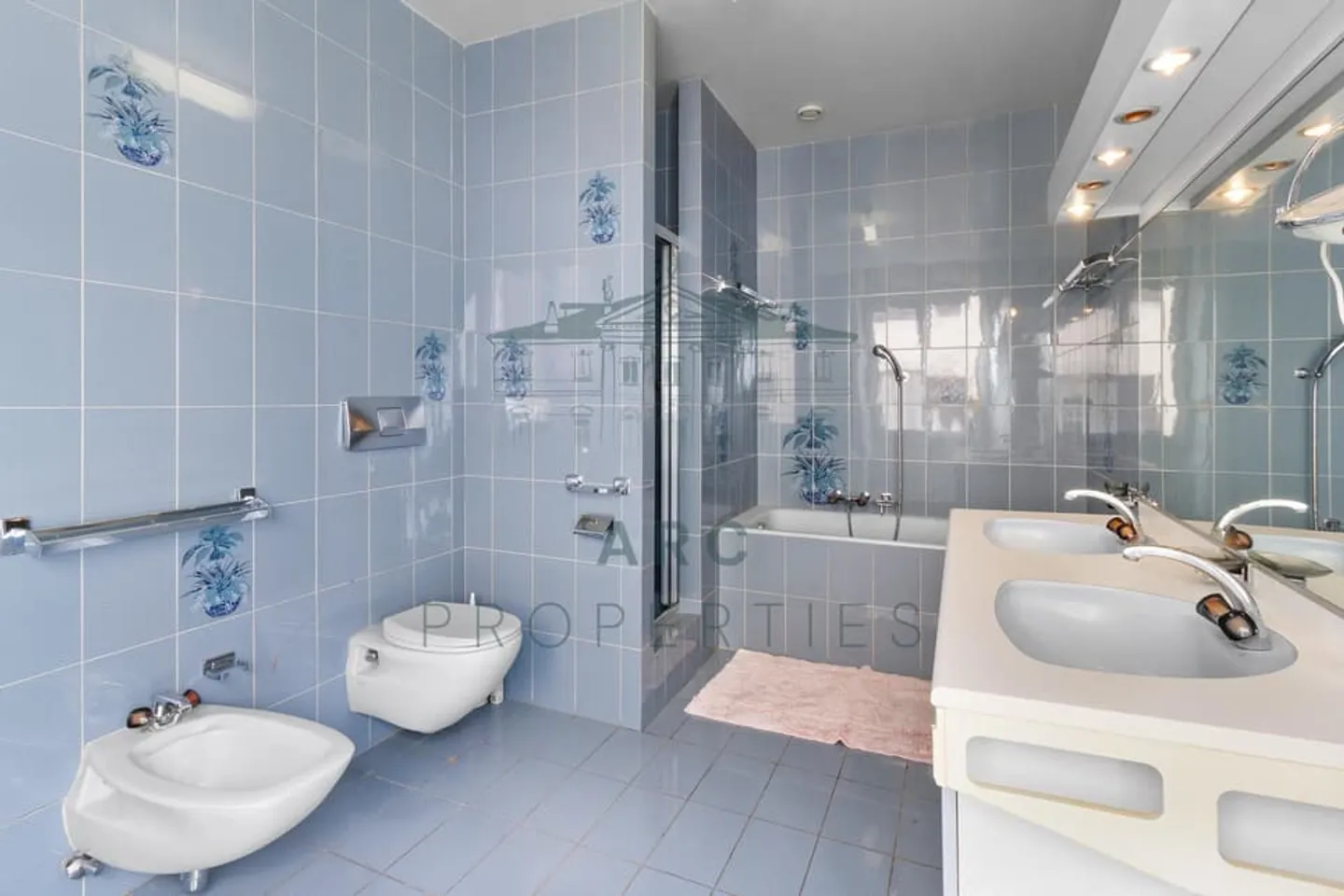 EAUX-VIVES - APPARTEMENT D'EXCEPTION AVEC VUE LAC - Photo 7 of 8