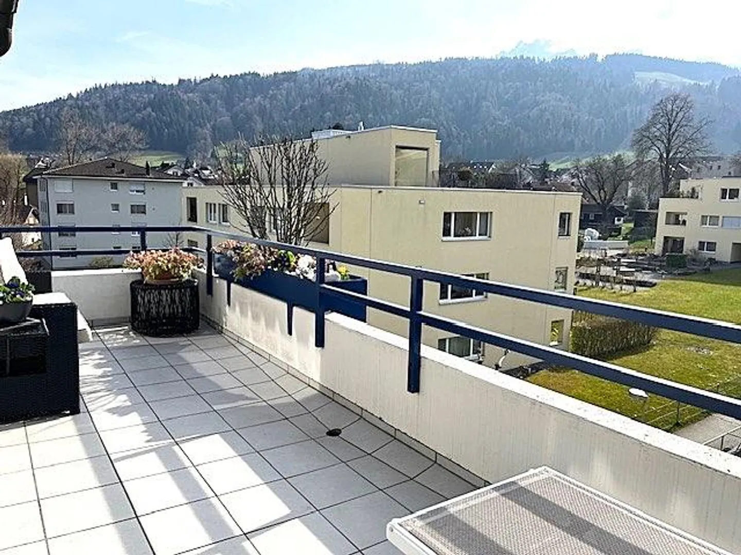 Appartamento soleggiato con camino all'ultimo piano vicino alla città - Foto 1 di 10