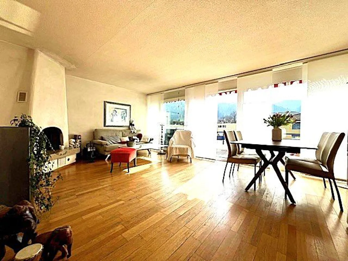 Appartamento soleggiato con camino all'ultimo piano vicino alla città - Foto 3 di 10
