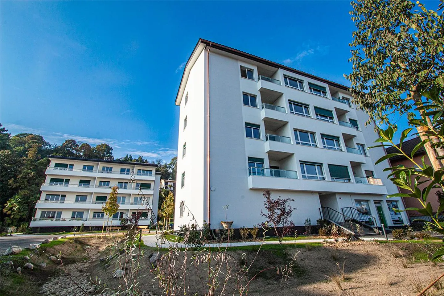 Caslano-In front of the FLP station-Renovated studio for rent - Photo 2 of 8