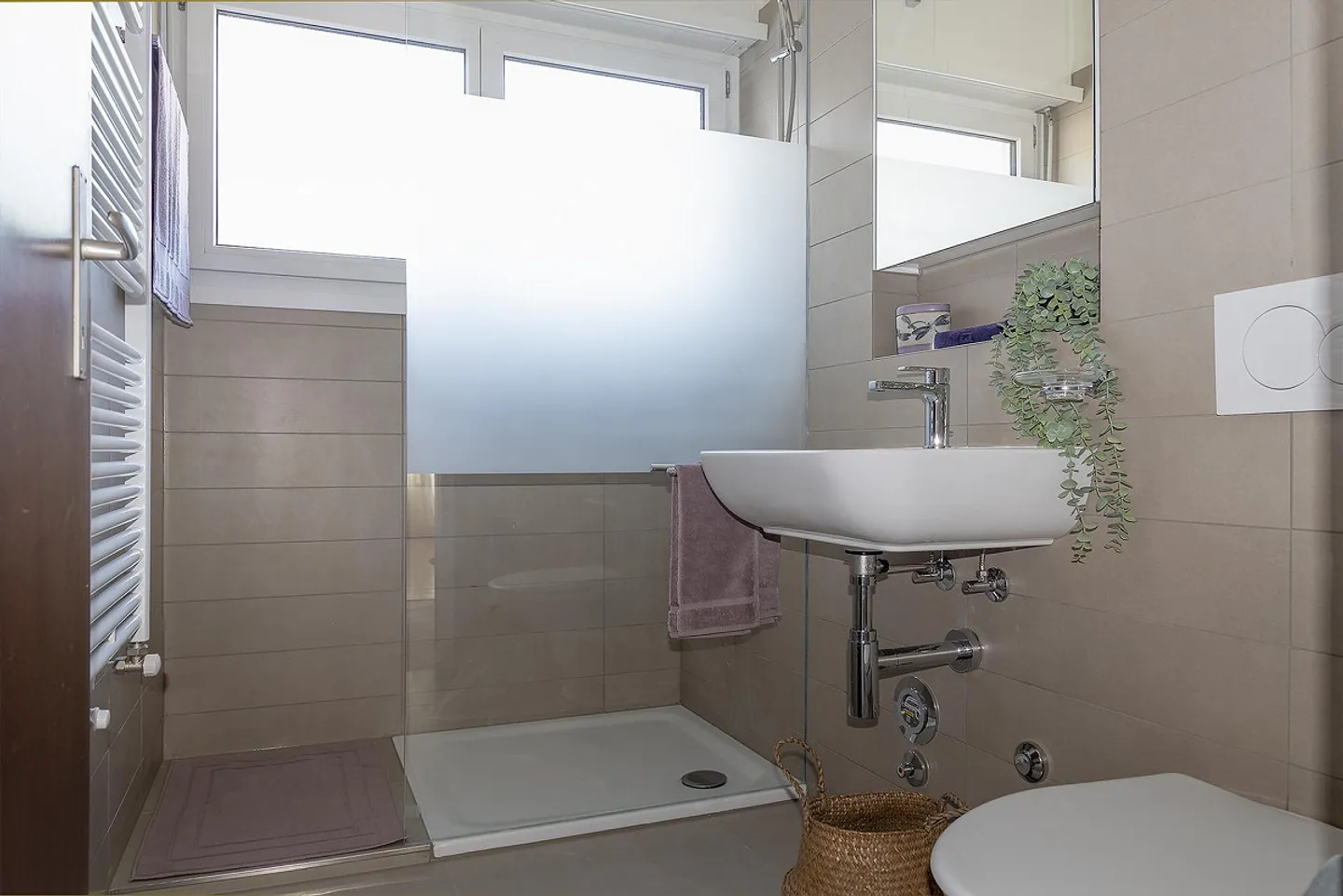Caslano-In front of the FLP station-Renovated studio for rent - Photo 5 of 8