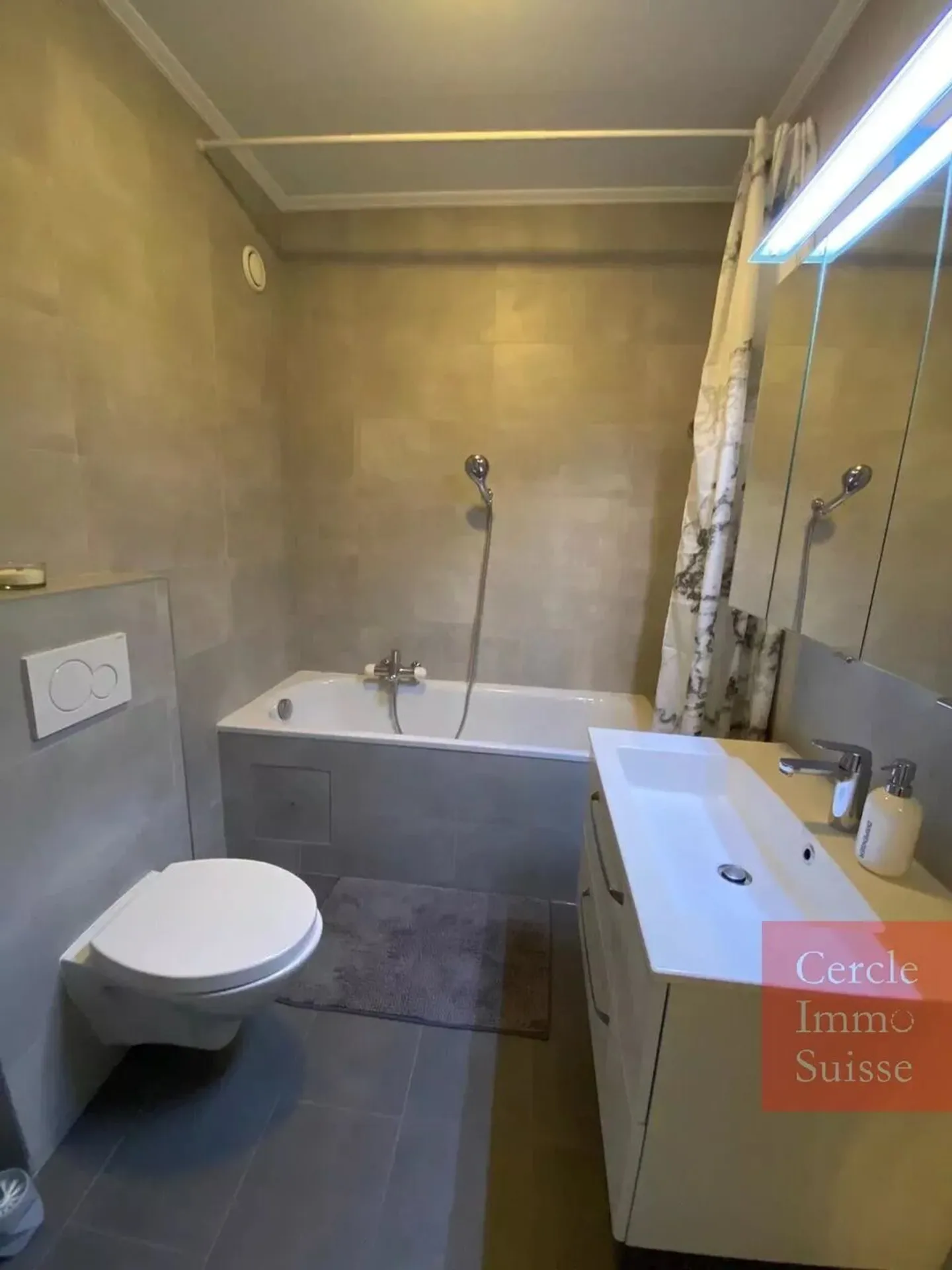 Elegant 5.5-Room Apartment - Photo 6 of 10