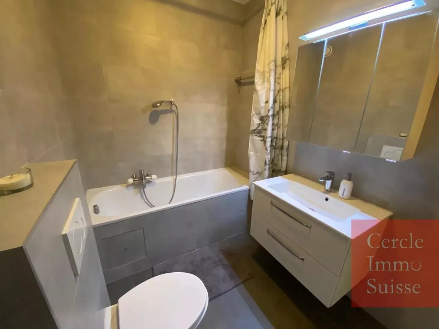 Elegant 5.5-Room Apartment - Photo 8 of 10