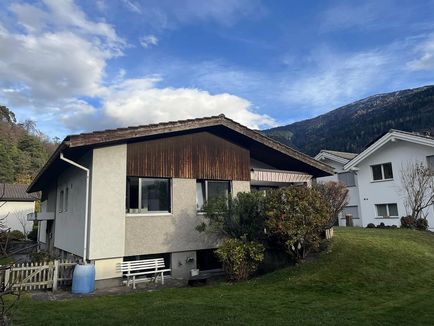 Maison individuelle de 6,5 pièces fraîchement rénovée avec garage - Photo 2 sur 3