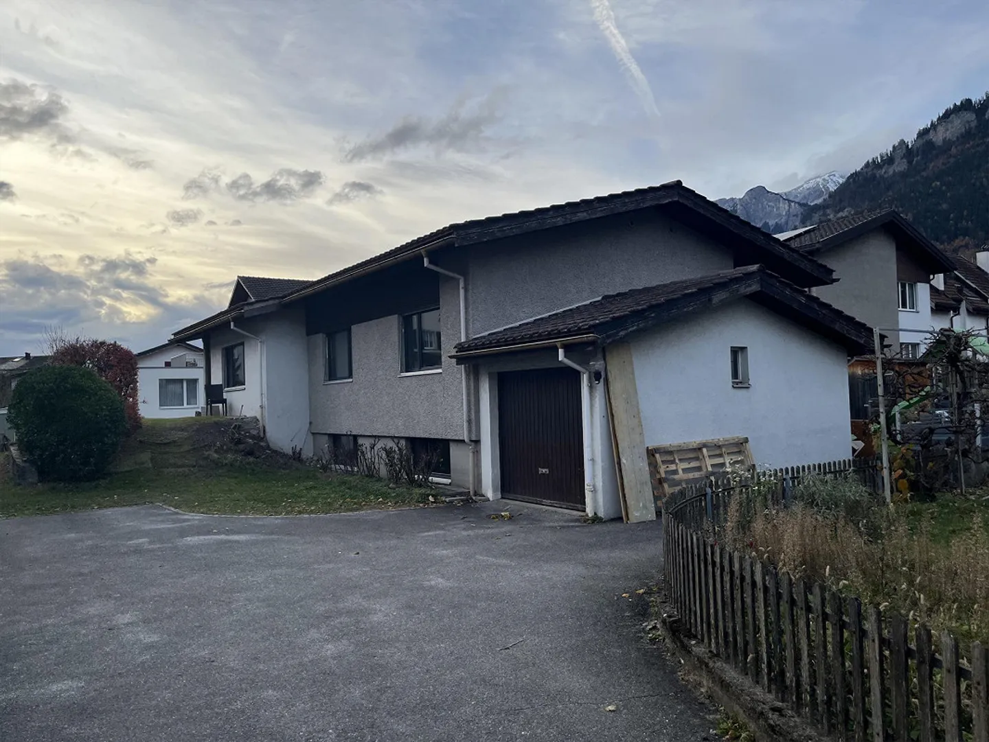 Maison individuelle de 6,5 pièces fraîchement rénovée avec garage - Photo 3 sur 3