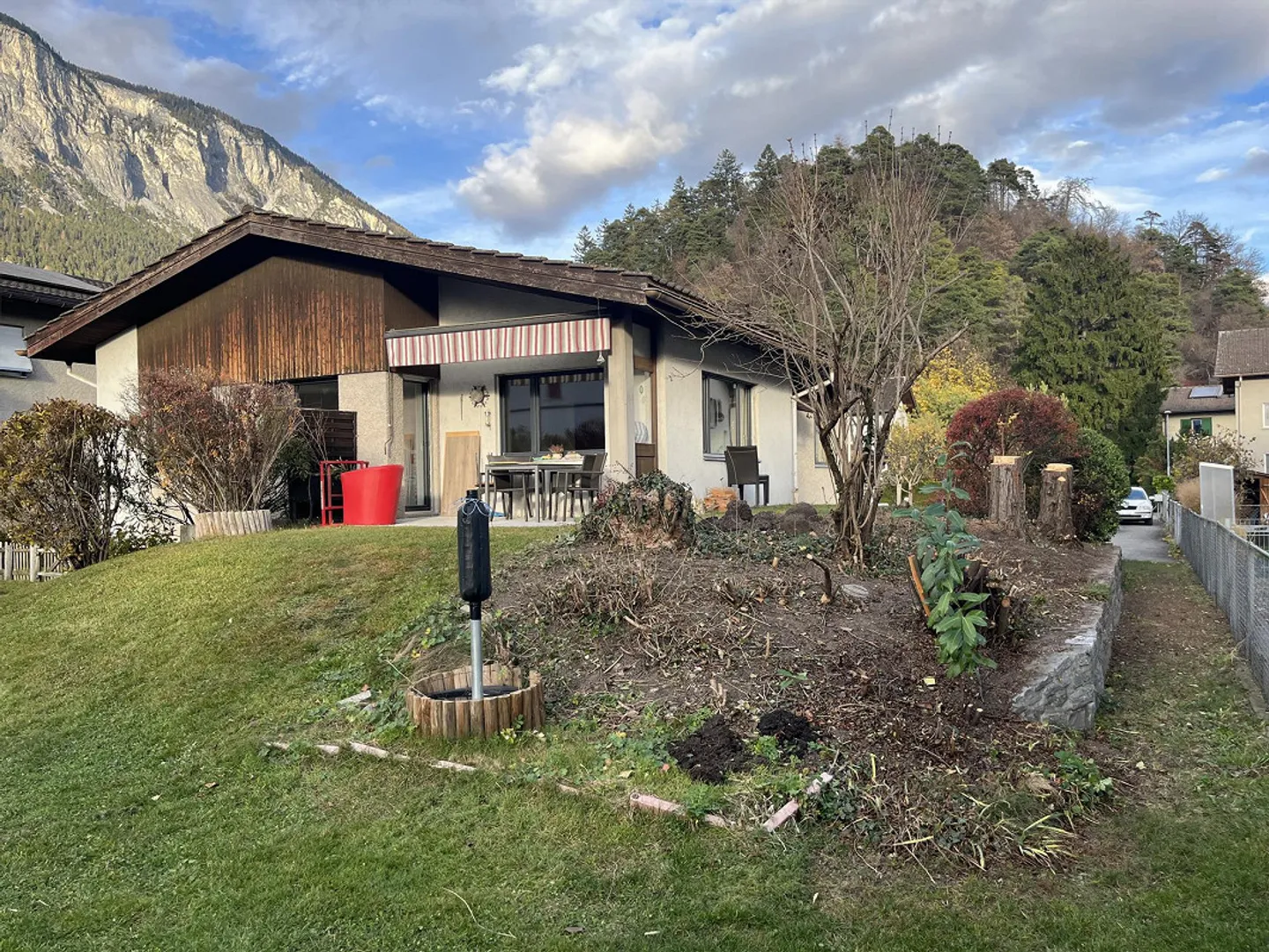 Maison individuelle de 6,5 pièces fraîchement rénovée avec garage - Photo 1 sur 3