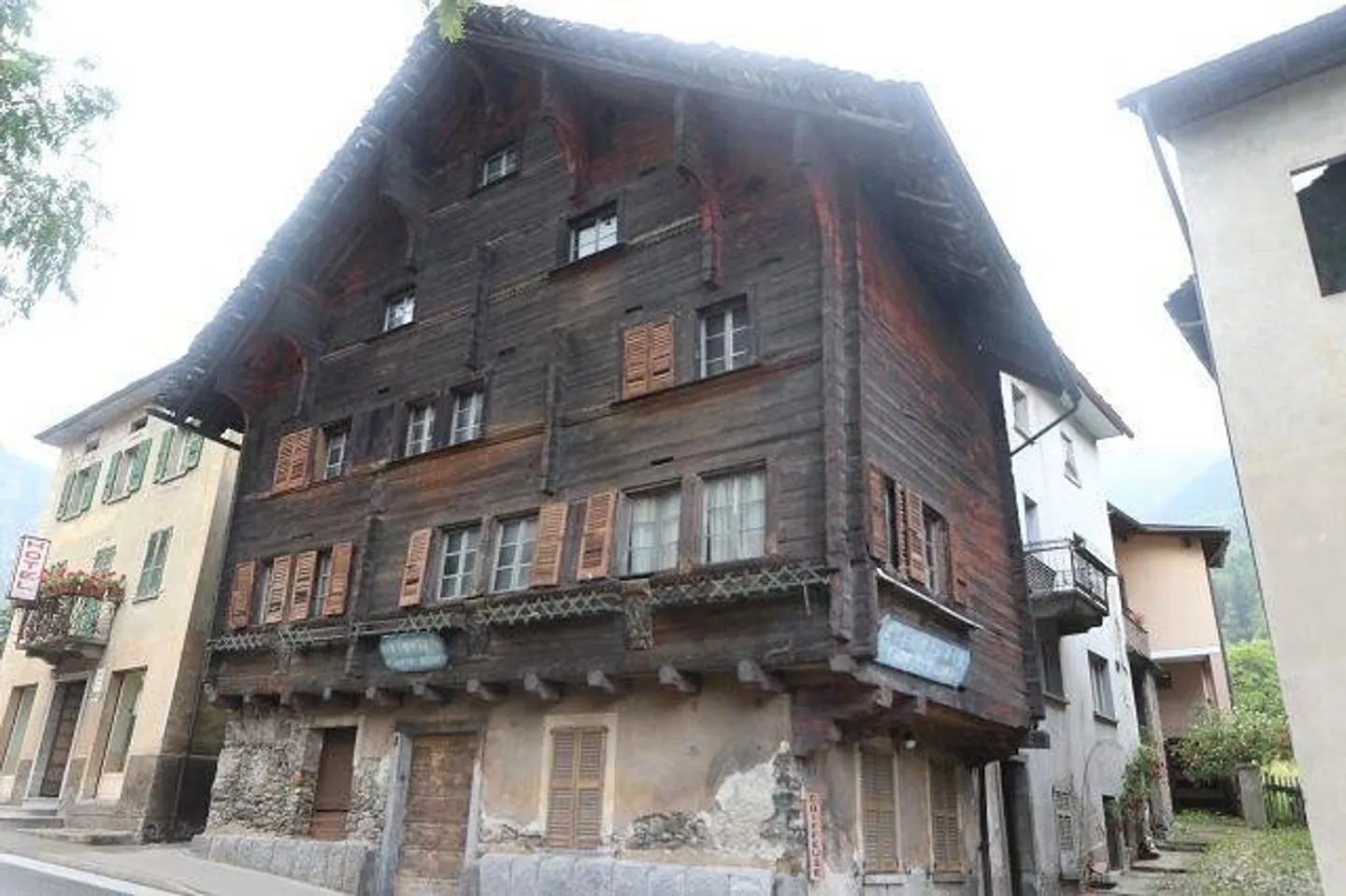 Tessinerhaus mit 3 grossen Wohnungen und Laden - Foto 1 von 13