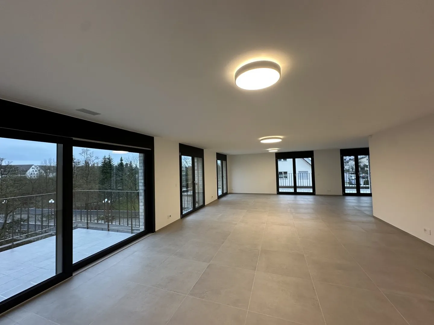 Modern commercial space with prime location in Opfikon - Photo 3 of 7