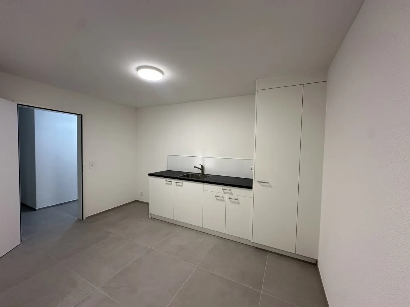 Modern commercial space with prime location in Opfikon - Photo 5 of 7
