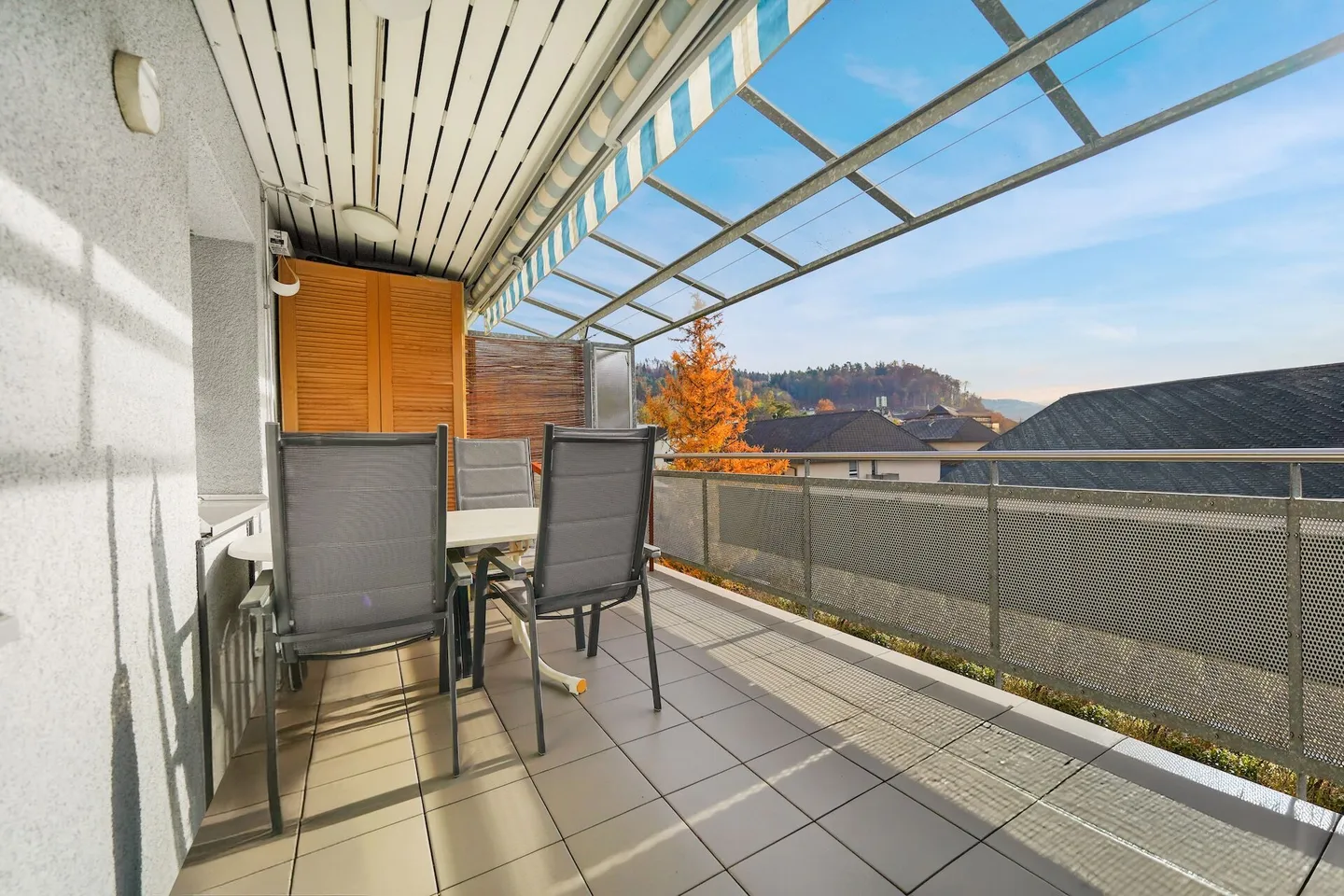 Belle appartement en attique de 4,5 pièces dans un emplacement central et calme - Photo 2 sur 13