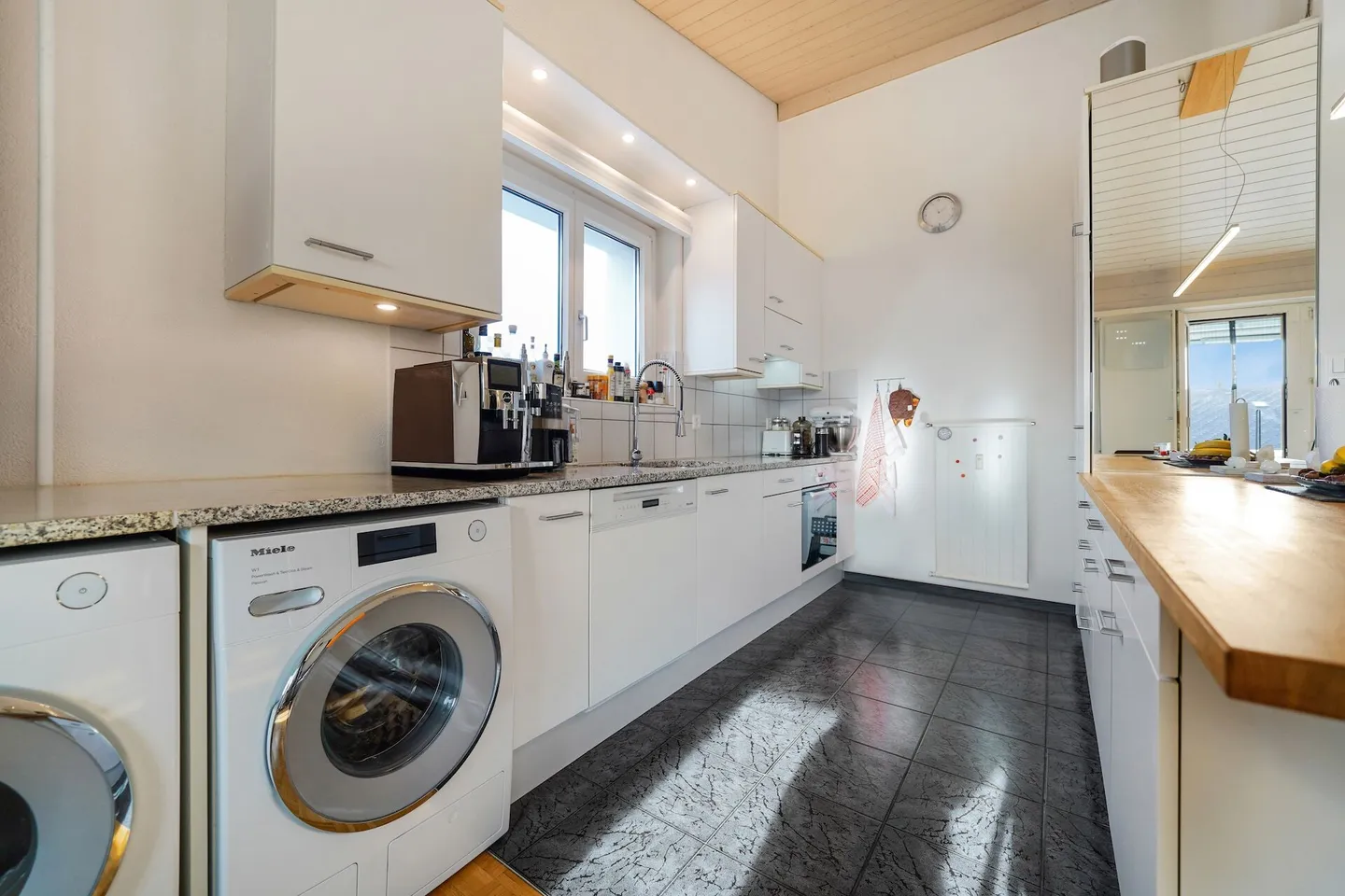 Belle appartement en attique de 4,5 pièces dans un emplacement central et calme - Photo 7 sur 13