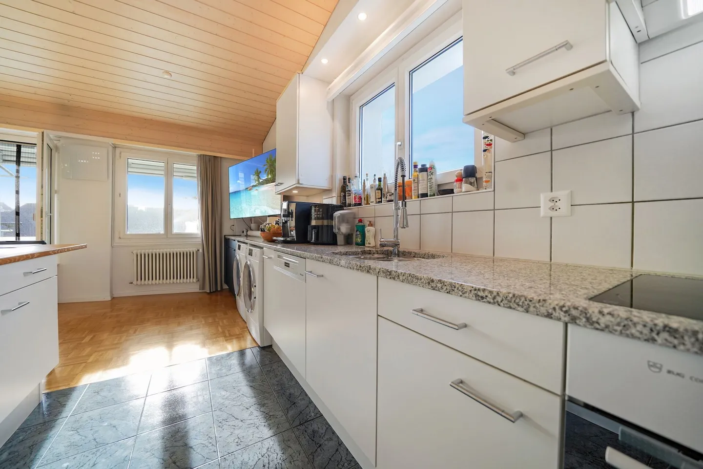 Belle appartement en attique de 4,5 pièces dans un emplacement central et calme - Photo 8 sur 13