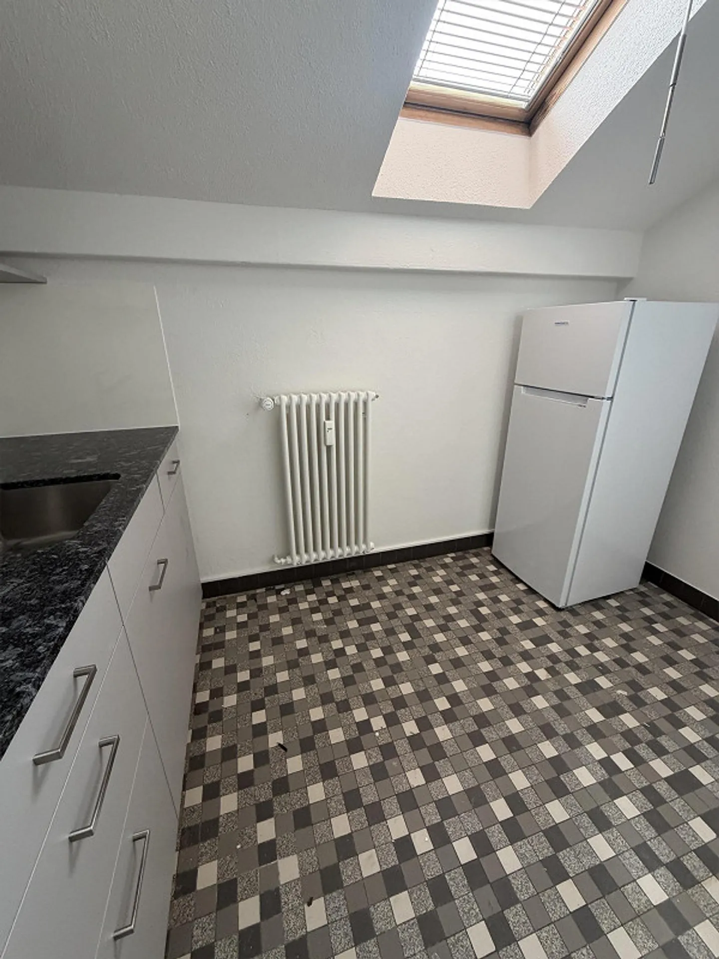 Seuzach: Piccolo appartamento mansardato di 3 stanze, nuova cucina, senza balcone - Foto 2 di 6