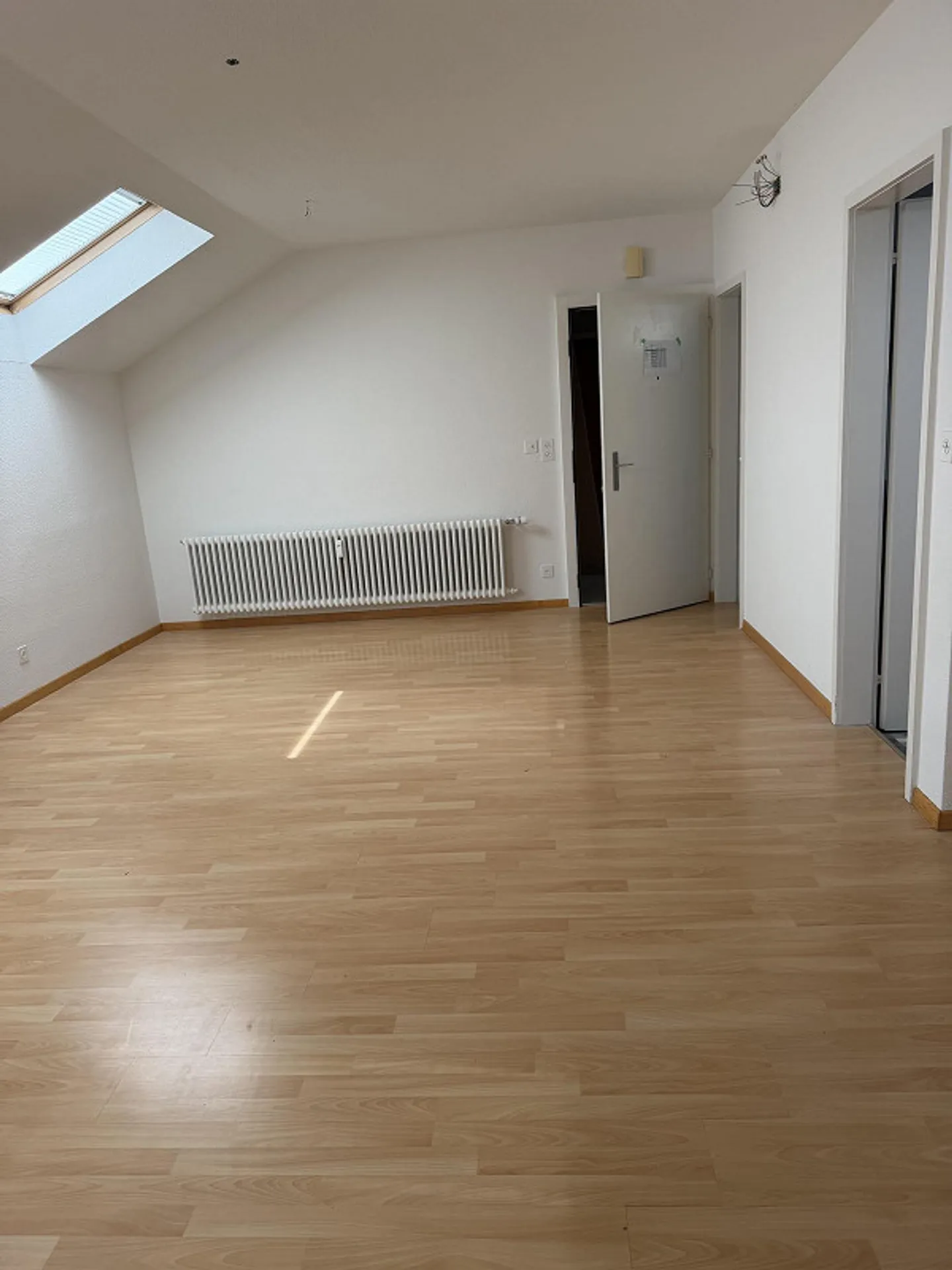 Seuzach: Piccolo appartamento mansardato di 3 stanze, nuova cucina, senza balcone - Foto 3 di 6