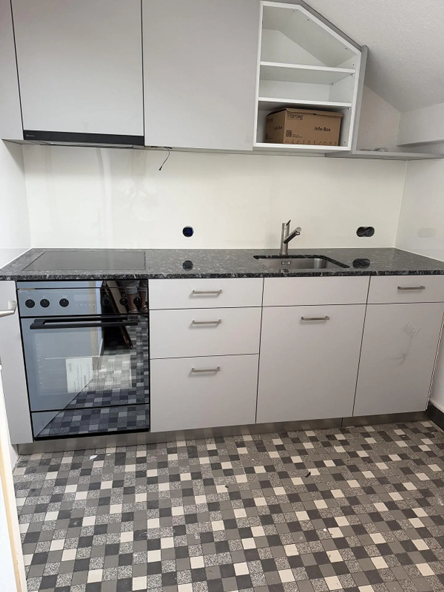 Seuzach: Piccolo appartamento mansardato di 3 stanze, nuova cucina, senza balcone - Foto 1 di 6