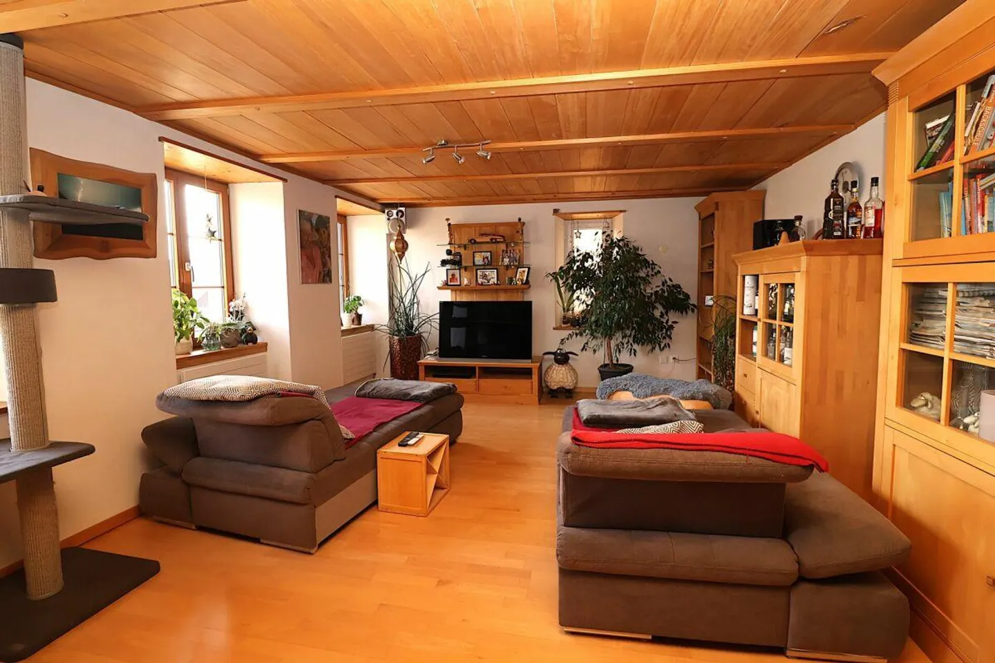 Casa versatile con 6 stanze e potenziale di espansione - Foto 2 di 13
