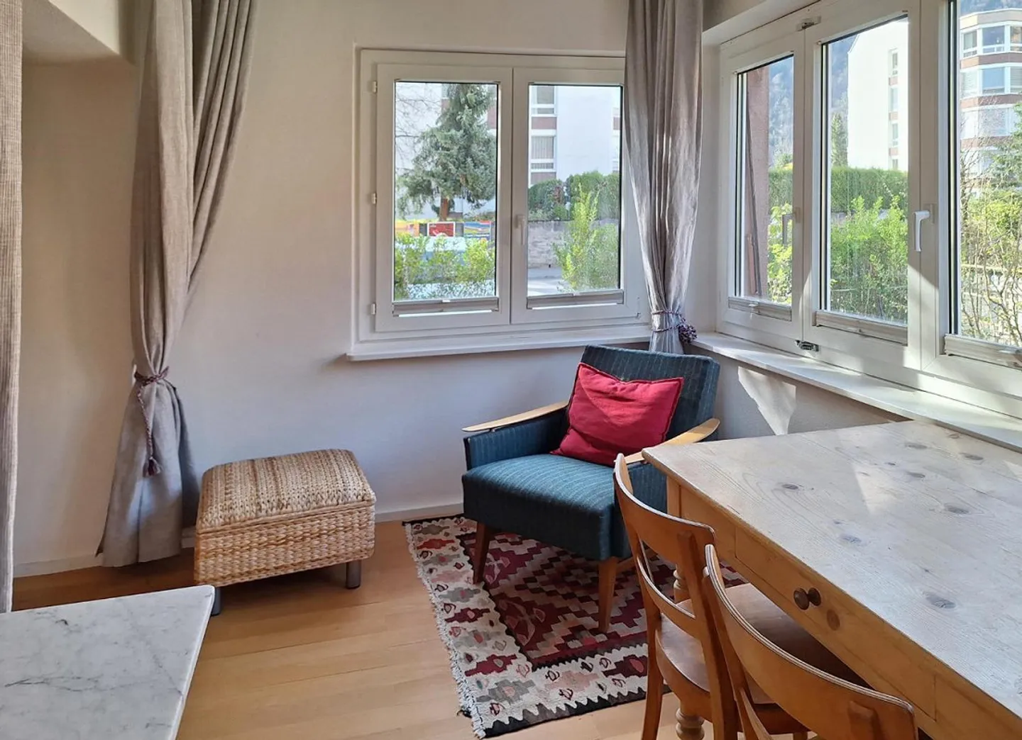 Appartement central dans un ancien bâtiment (terme limité) - Photo 3 sur 12