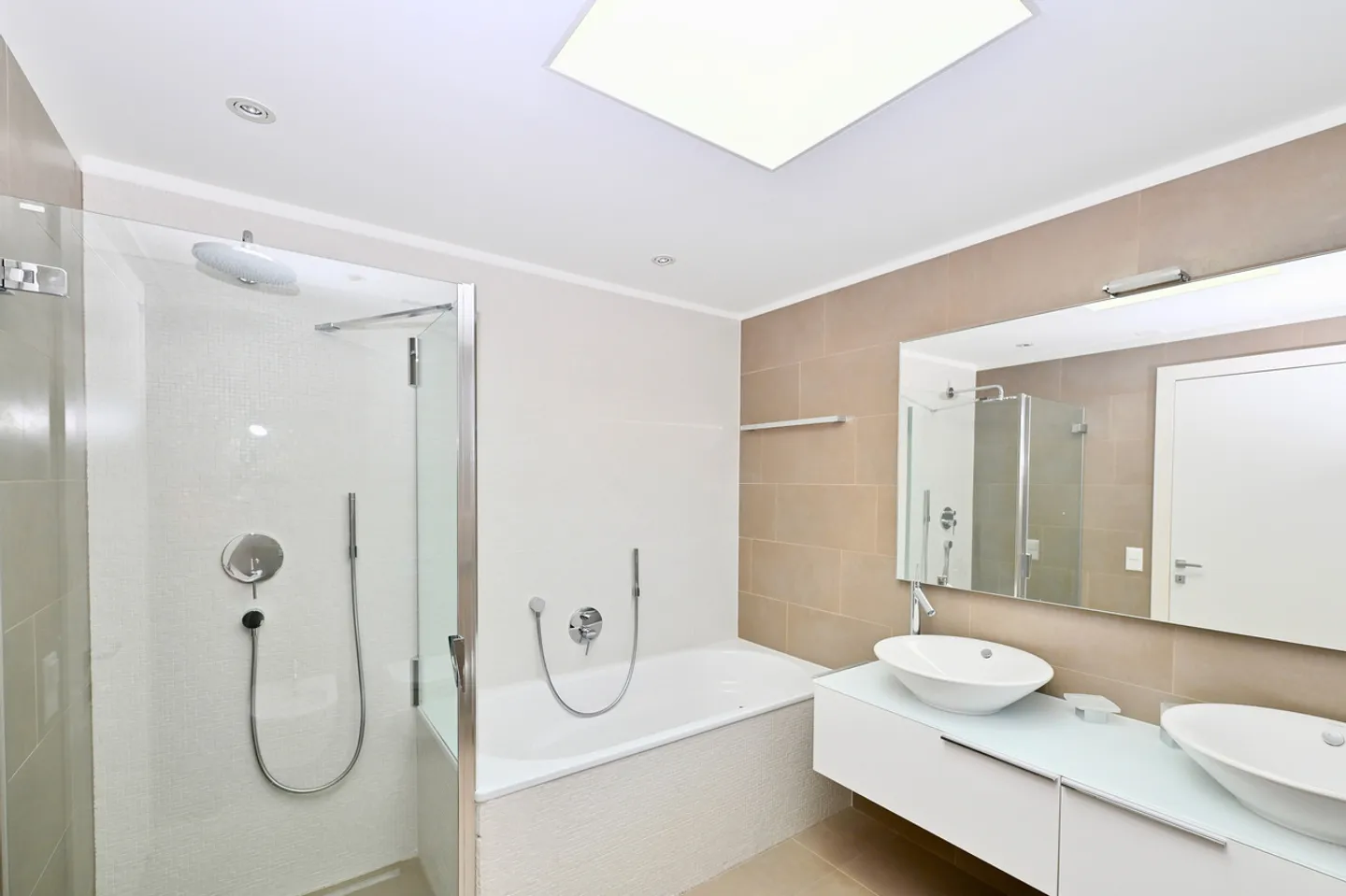 Modern Penthouse with Lake Lugano and Mountain View - Photo 13 of 16