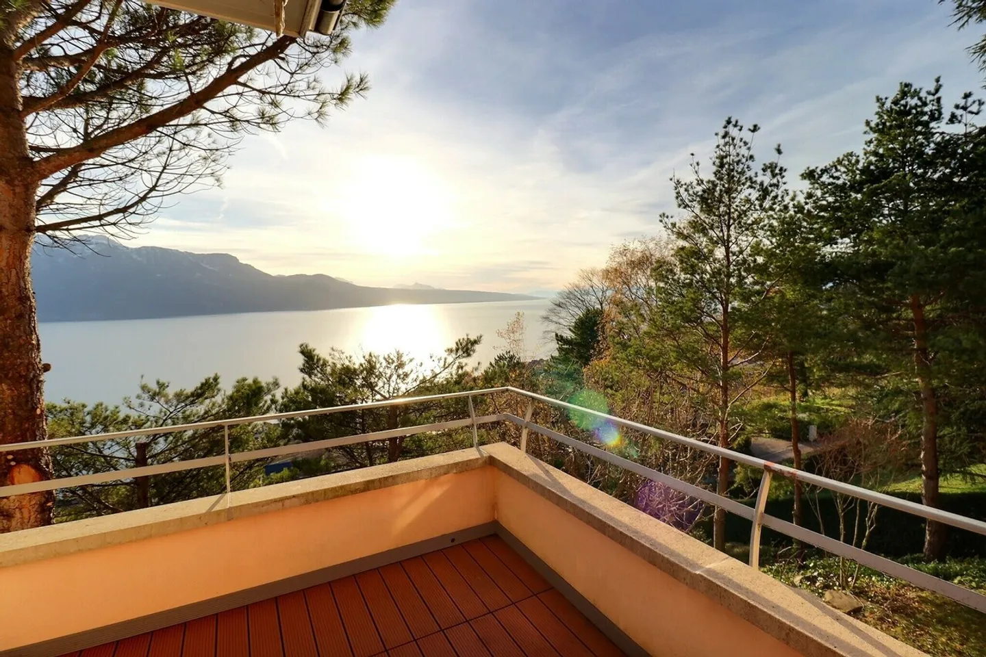 Schöne und große individuelle Villa mit atemberaubendem Seeblick - Foto 1 von 1