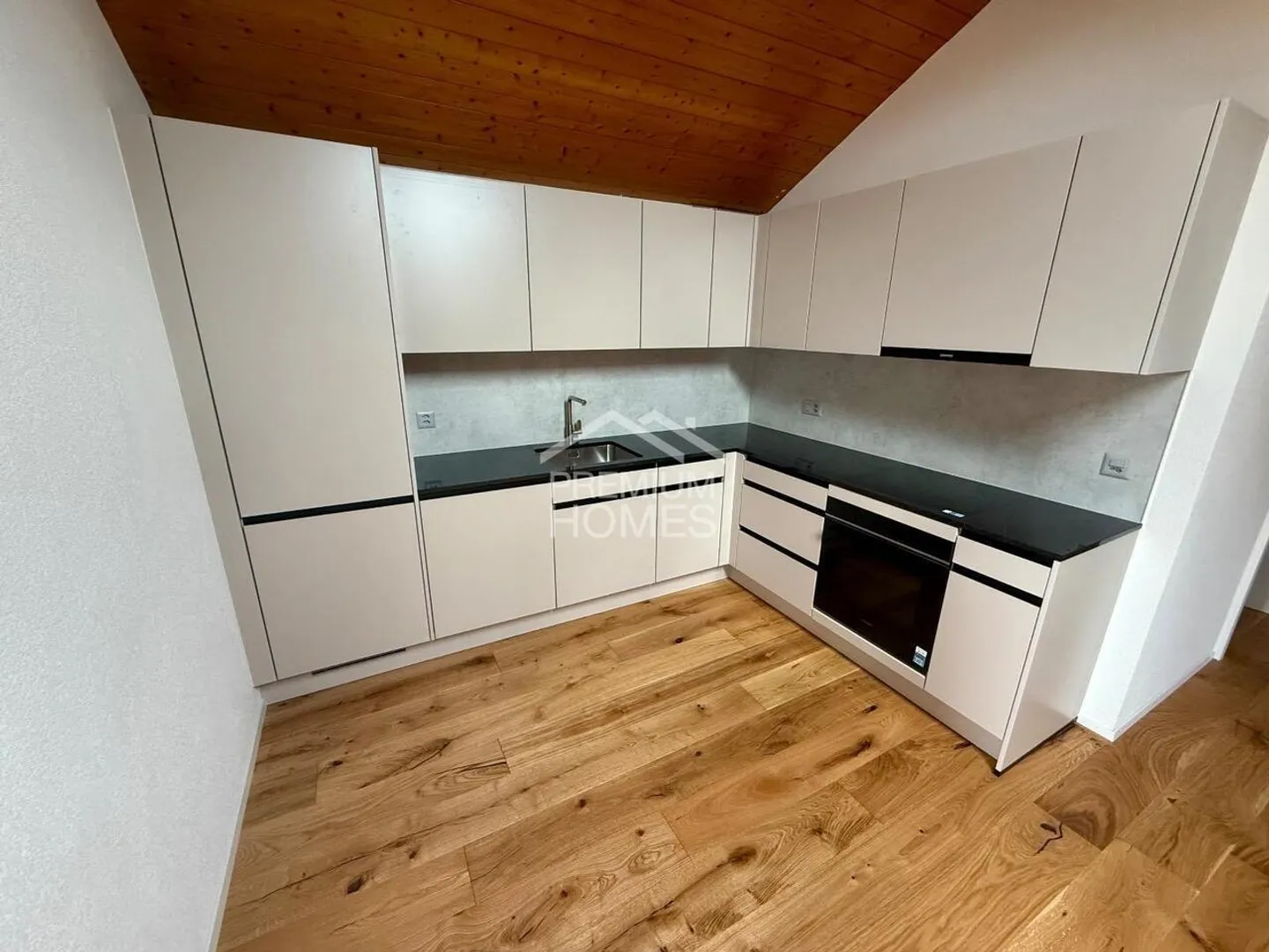 Charming 2.5 Room Apartment in Central Location! - Photo 3 of 7