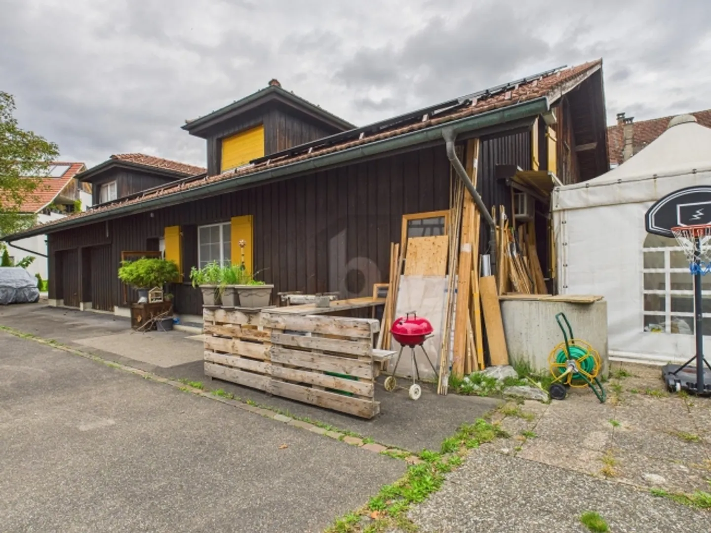«GROSSZÜGIG, CHARMANT UND RUSTIKAL MIT GARTEN» - Foto 2 von 6
