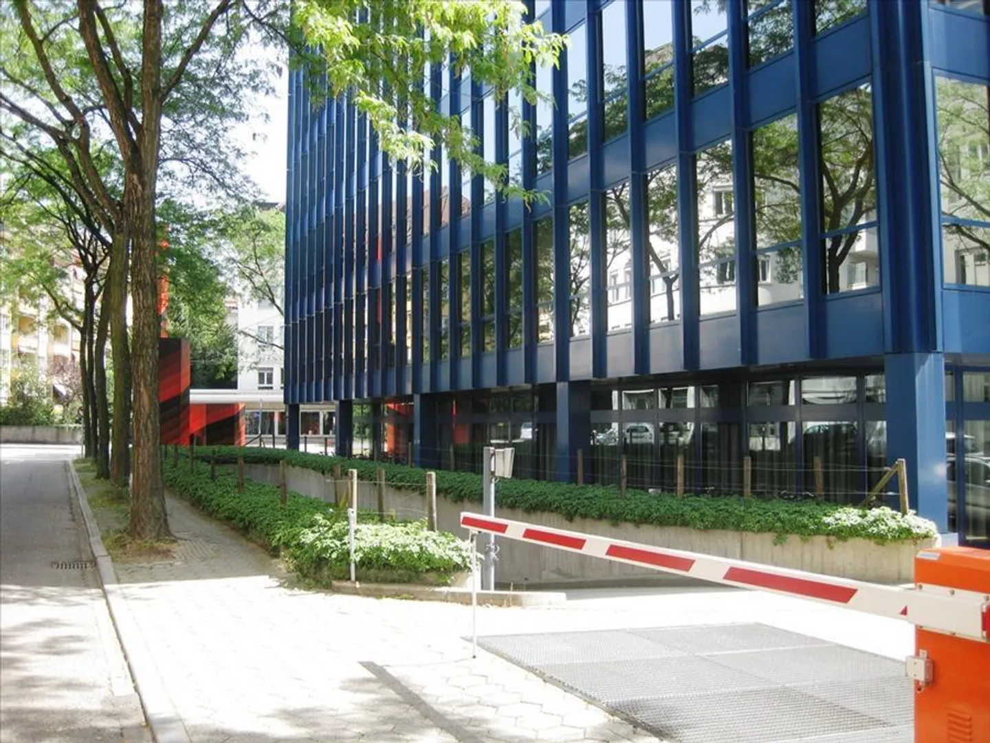 Place de parking dans un garage privé - Photo 2 sur 2