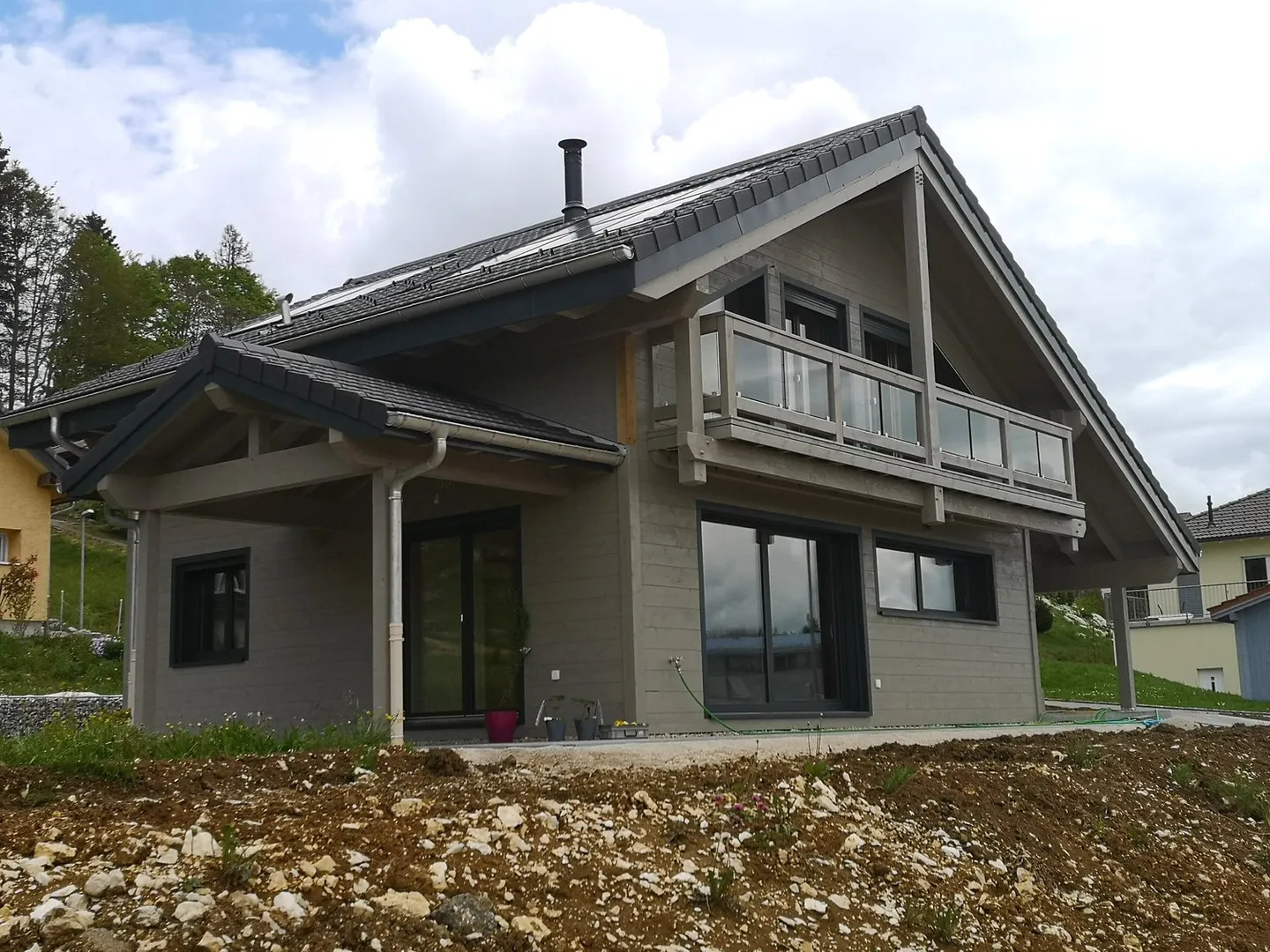 Maison moderne en madrier thermo-chauffé, avec garage, terrasse et jardin - Foto 3 von 16