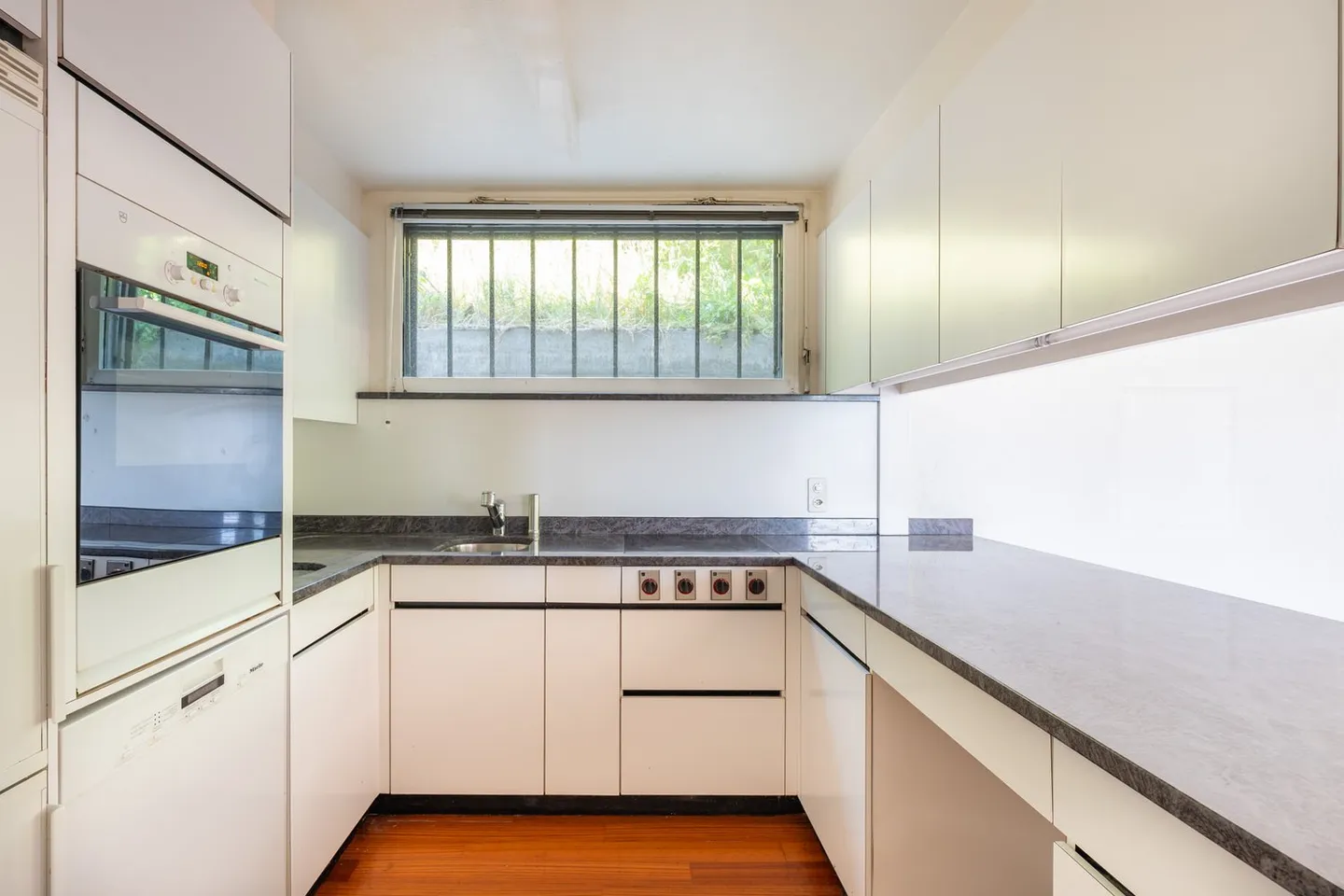 Einfamilienhaus mit grosser Einliegerwohnung am Brändlisberg - Foto 8 di 38