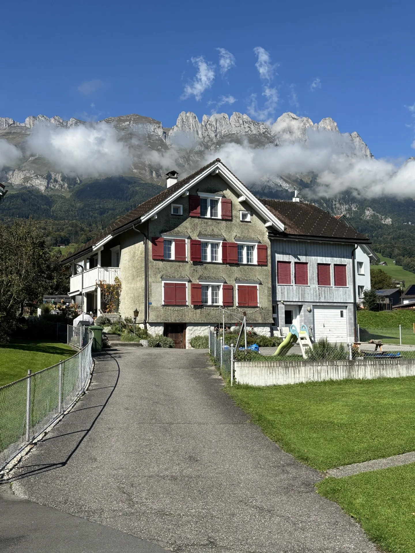 Zwei charmante Familienhäuser – viel Platz, viel Charme, viele Möglichkeiten - Foto 1 von 11