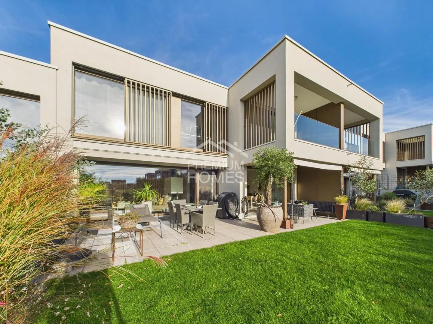 Modern architecture and unobstructed view - Photo 1 of 13