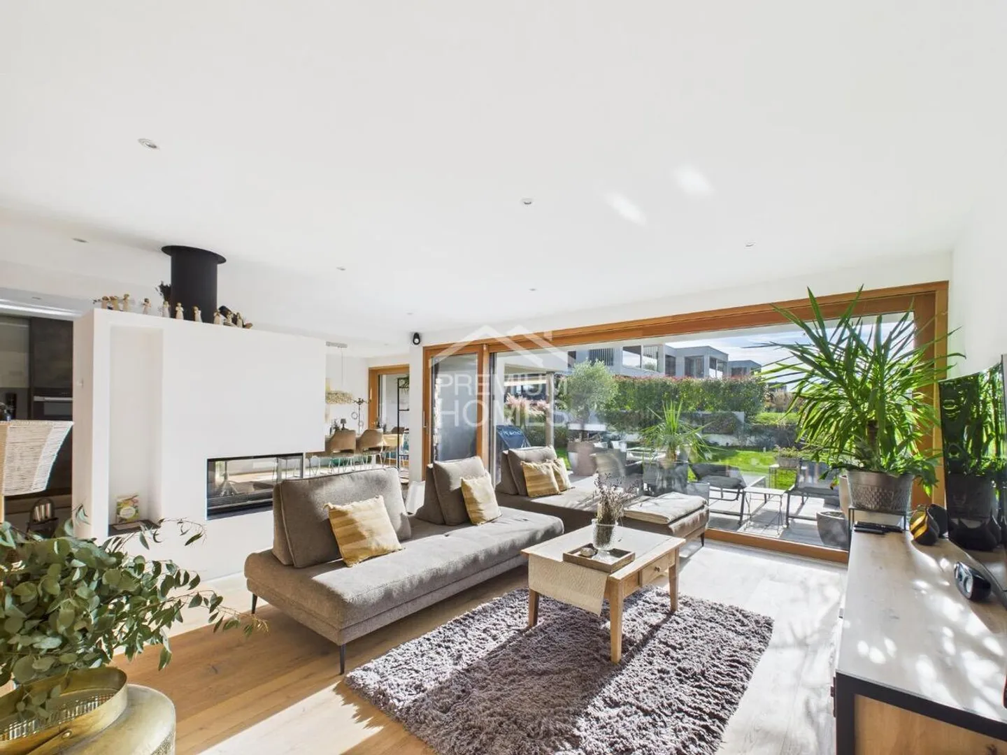 Modern architecture and unobstructed view - Photo 3 of 13