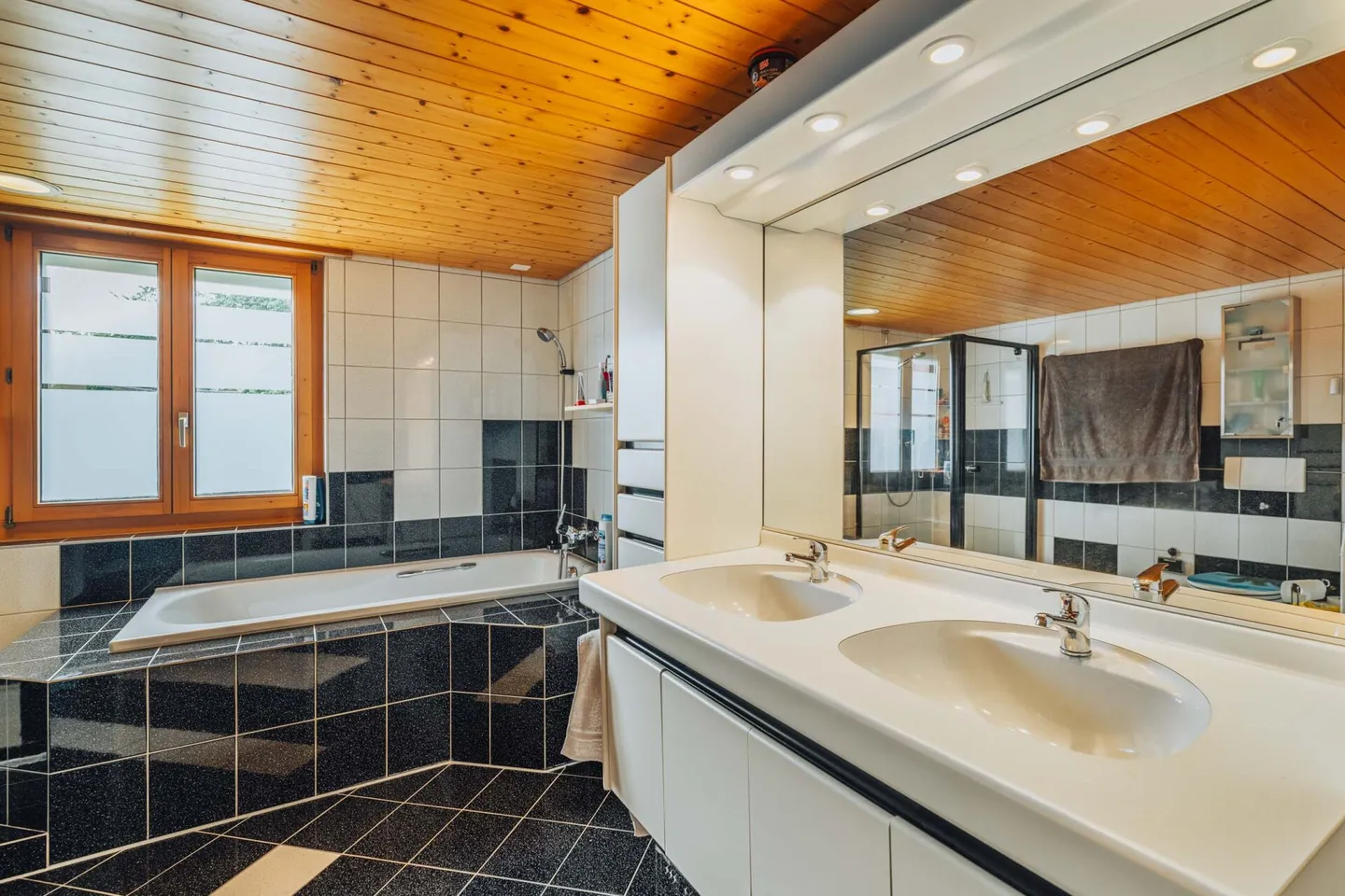 Vie multigénérationnelle dans deux unités avec beaucoup d'espace (283 m2 !) - Photo 14 sur 36