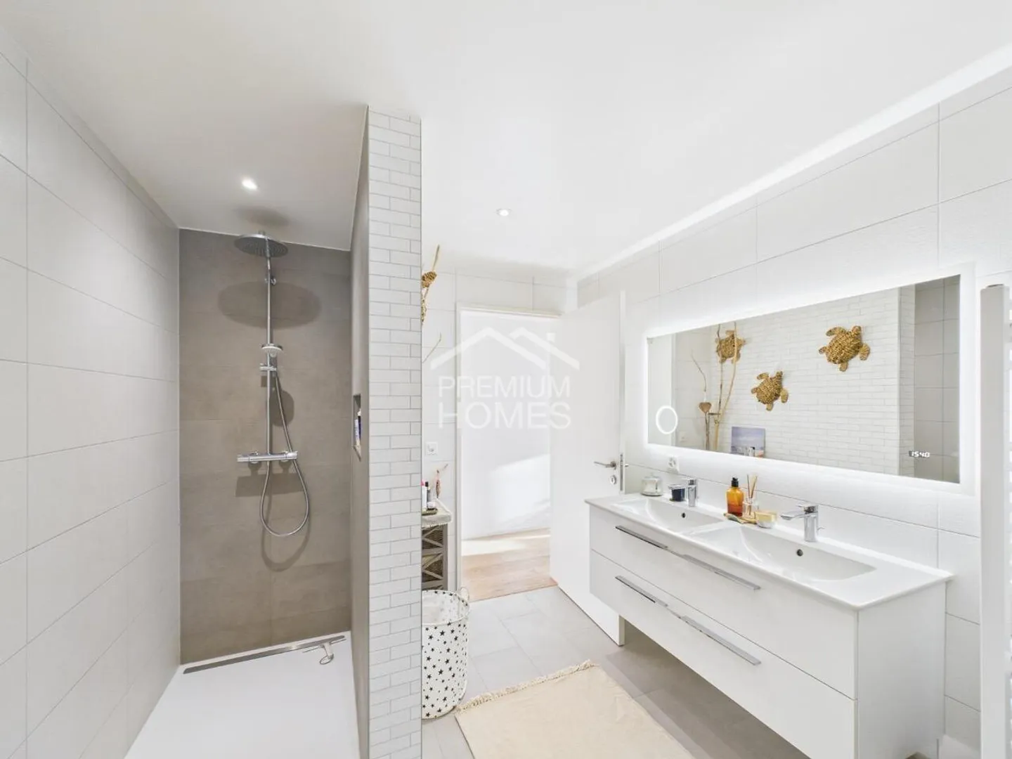 Modern architecture and unobstructed view - Photo 8 of 13