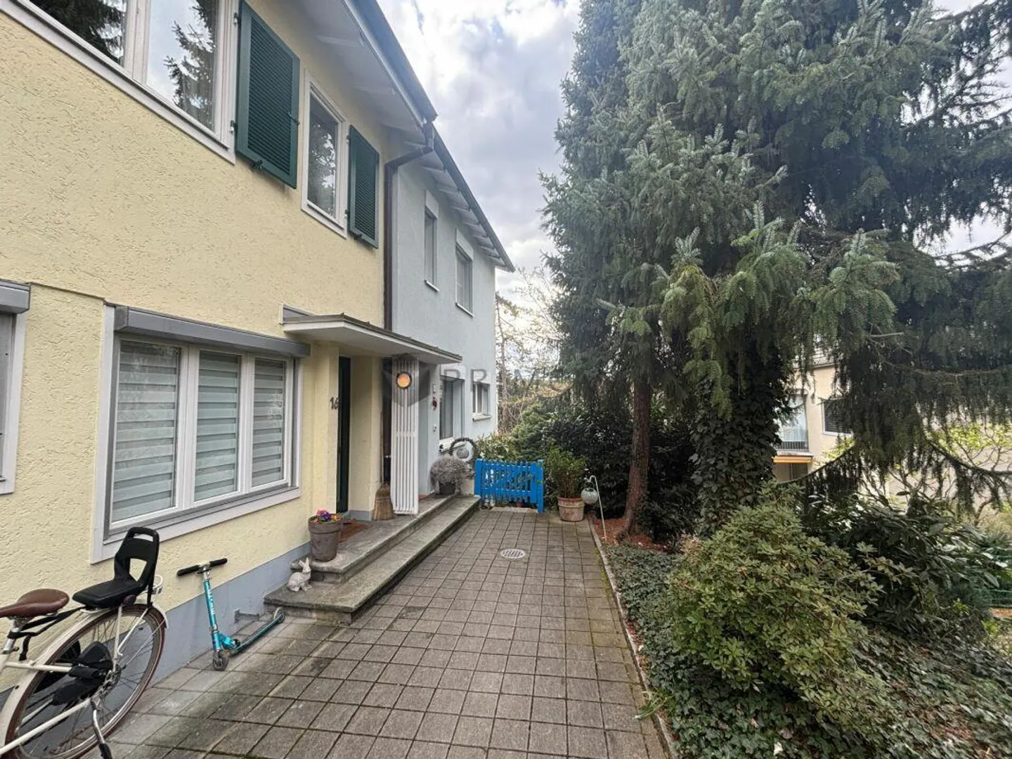 Affascinante casa a schiera in posizione centrale cerca un nuovo proprietario! - Foto 2 di 8