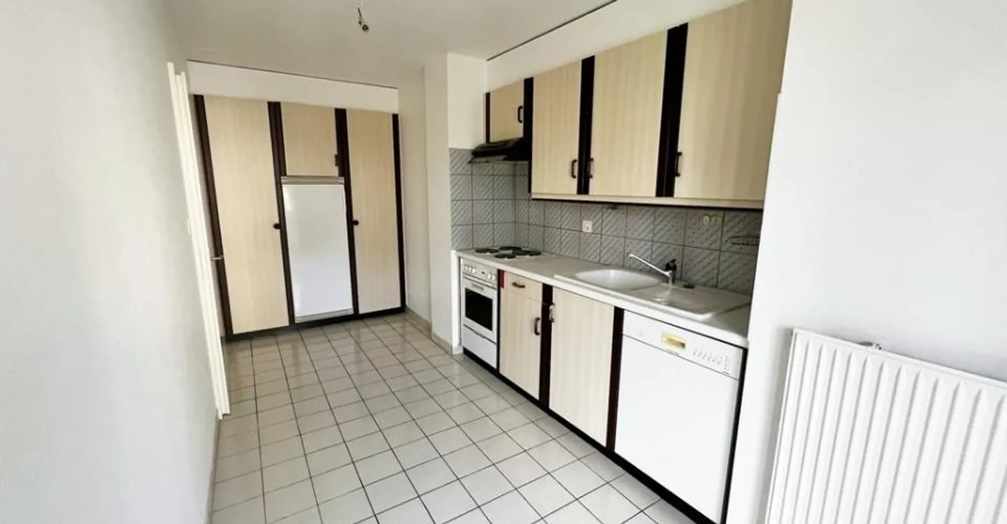 Beautiful apartment just steps from the train station! - Photo 8 of 11
