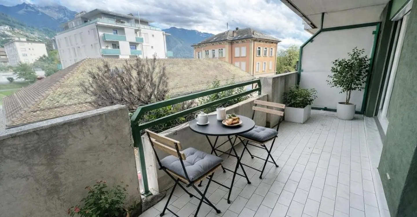 Beautiful apartment just steps from the train station! - Photo 5 of 11