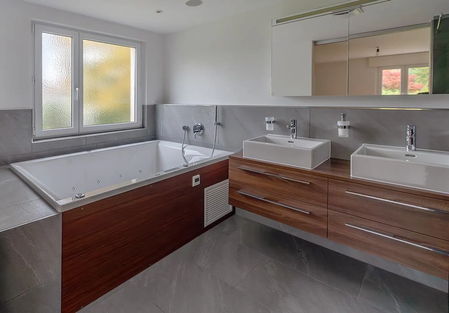 4.5-Room Single-Family House with Garden in Adliswil - Photo 3 of 10