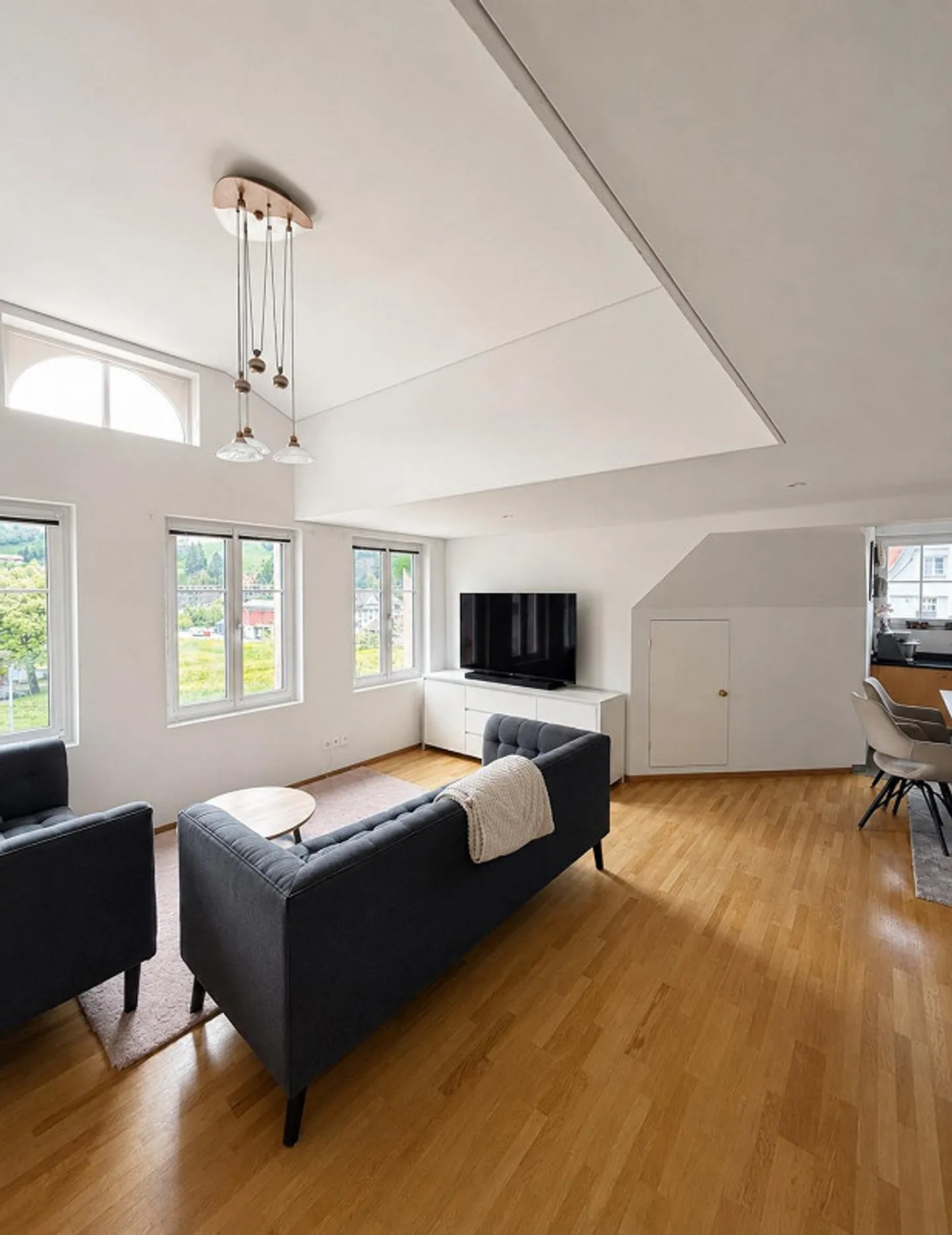 Ampio appartamento mansardato di 4,5 locali (120 m²) con balcone a Bühler - Foto 5 di 10