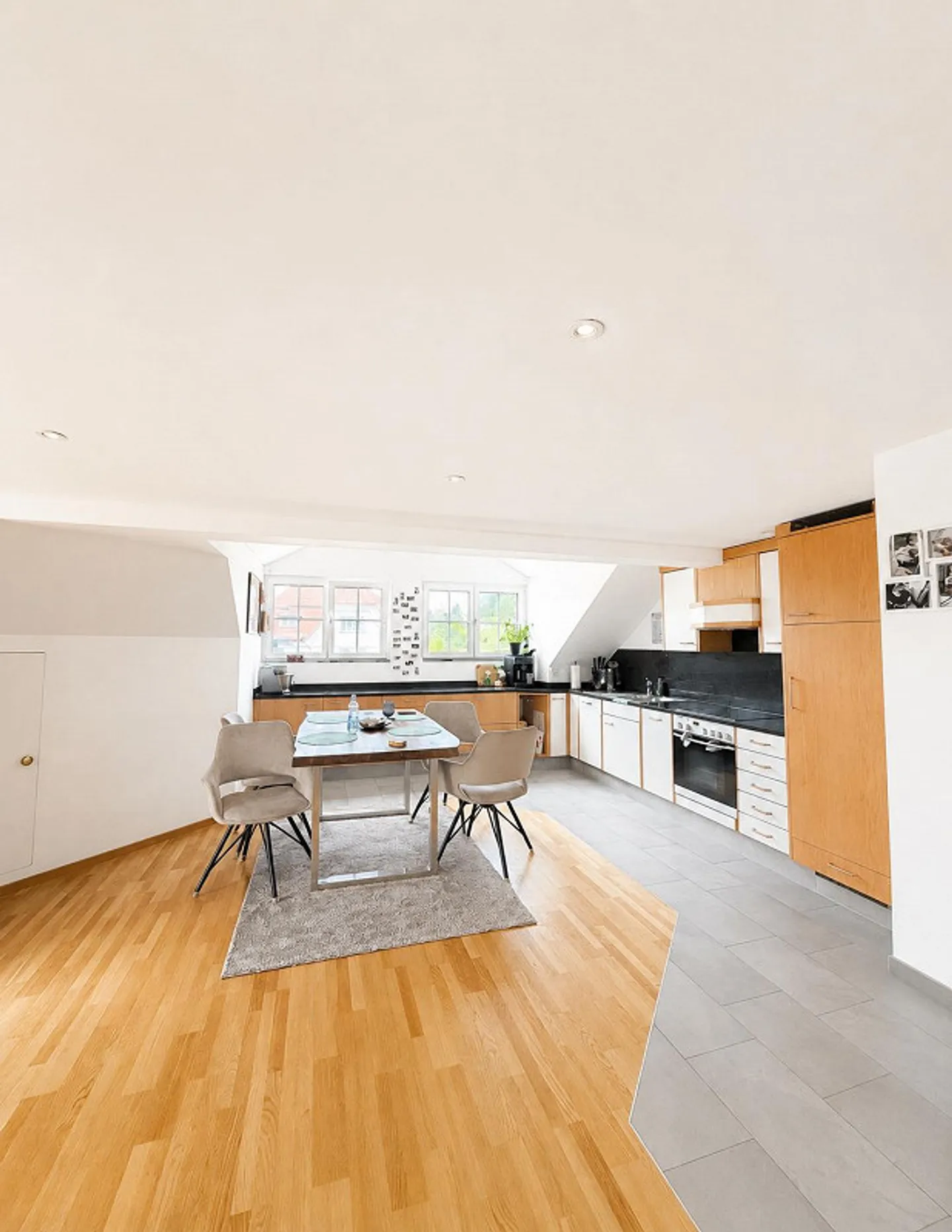 Ampio appartamento mansardato di 4,5 locali (120 m²) con balcone a Bühler - Foto 2 di 10