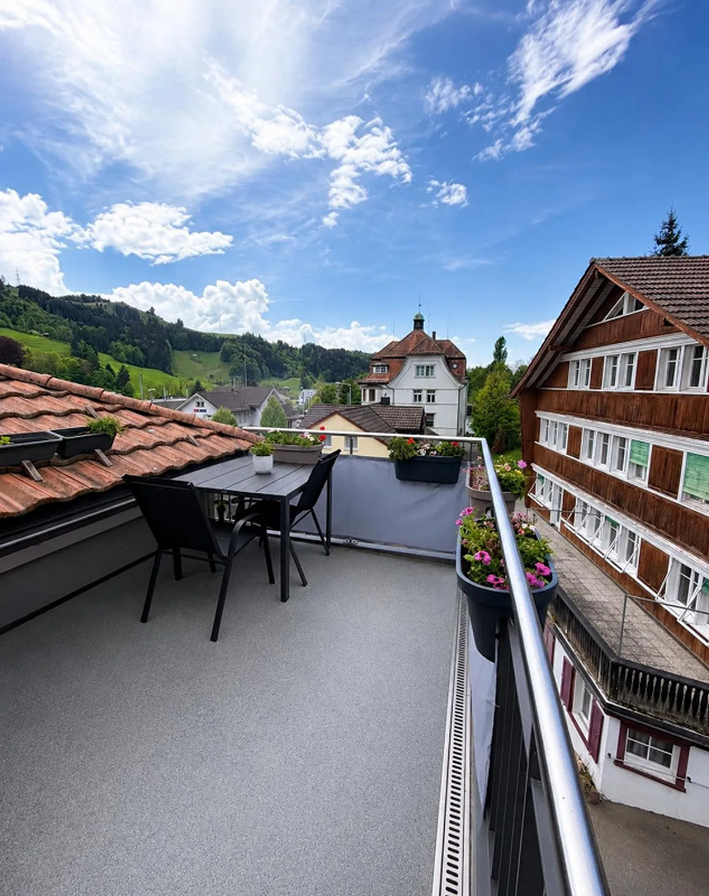 Ampio appartamento mansardato di 4,5 locali (120 m²) con balcone a Bühler - Foto 7 di 10