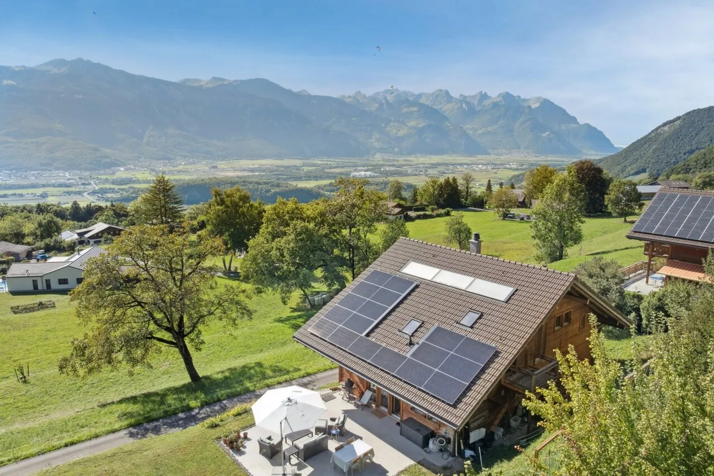 Splendido chalet tra pianura e montagna, eccellente bilancio energetico - Foto 2 di 13