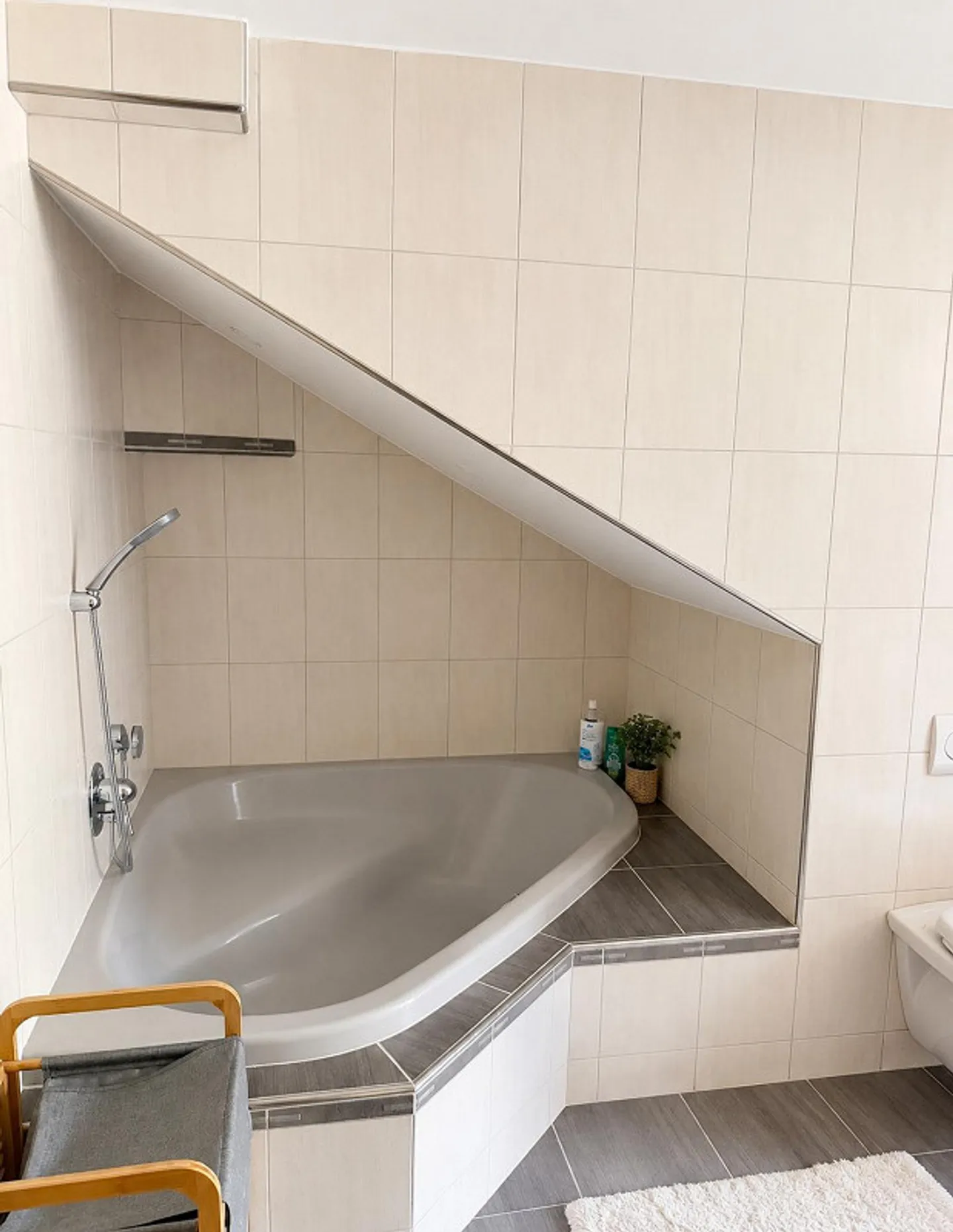 Ampio appartamento mansardato di 4,5 locali (120 m²) con balcone a Bühler - Foto 9 di 10