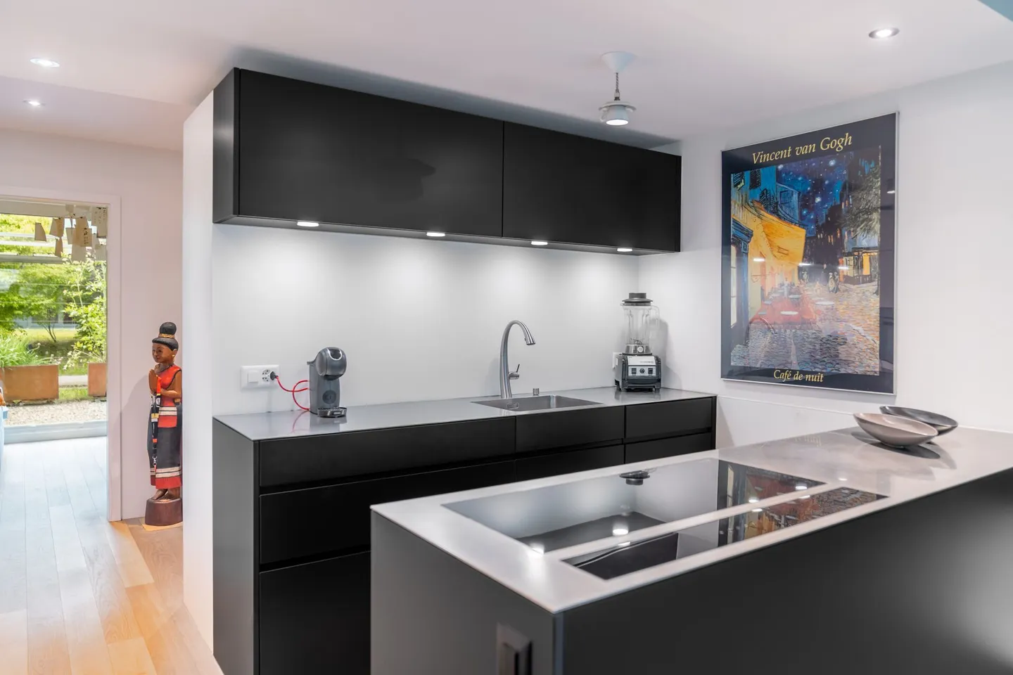 Noble Garden Apartment in Central Location - Photo 3 of 16