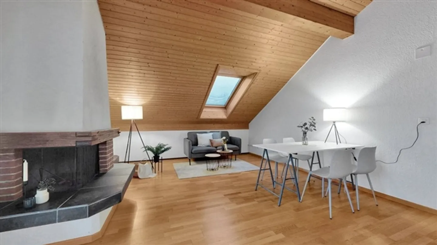 Charmante appartement sous les combles avec cheminée dans le champ ensoleillé - Photo 1 sur 12