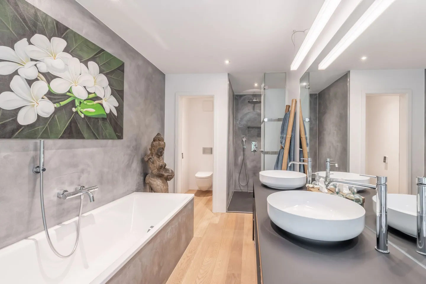 Noble Garden Apartment in Central Location - Photo 11 of 16