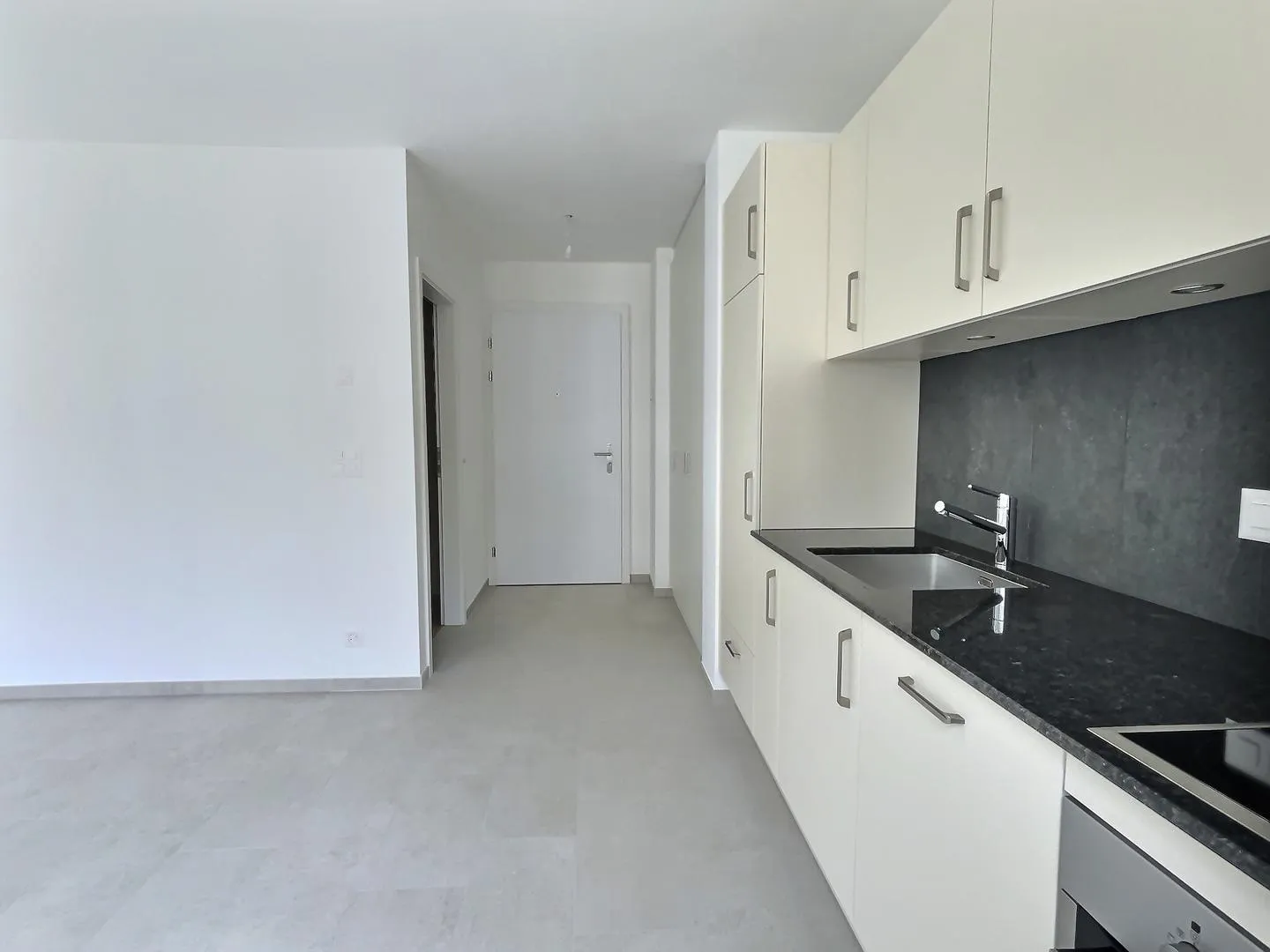 Modern Studio in Prime Location - Photo 3 of 7