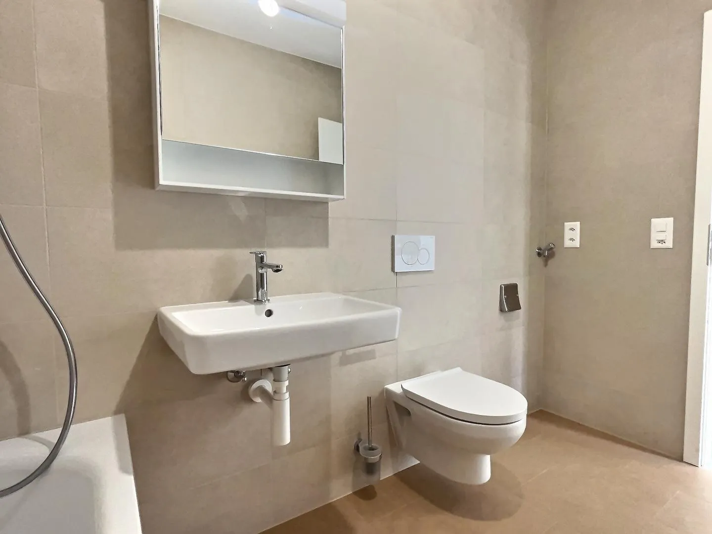 Modern Studio in Prime Location - Photo 4 of 7