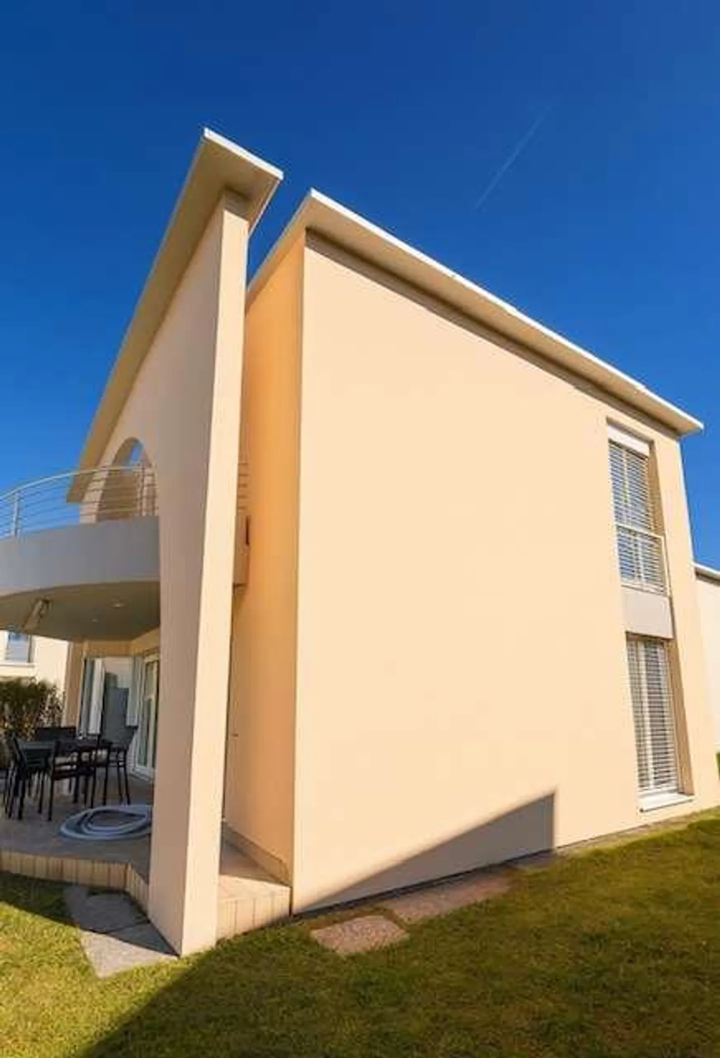Elegante Villetta con Giardino Privato - Foto 5 di 13