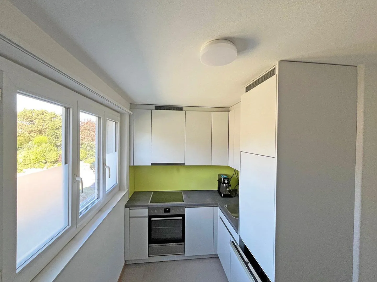 Partially renovated 3-room apartment in a quiet location - Photo 2 of 8