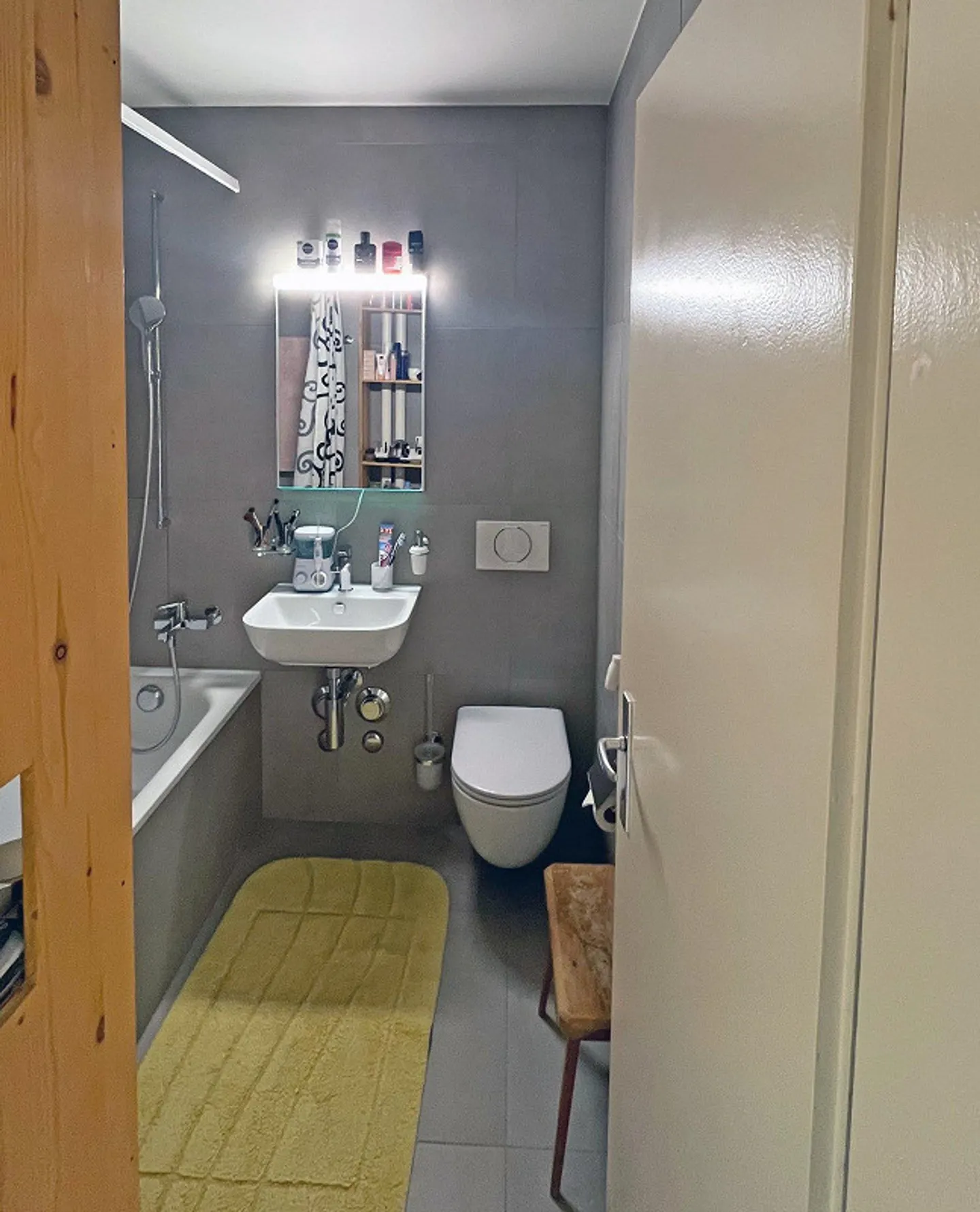Partially renovated 3-room apartment in a quiet location - Photo 3 of 8